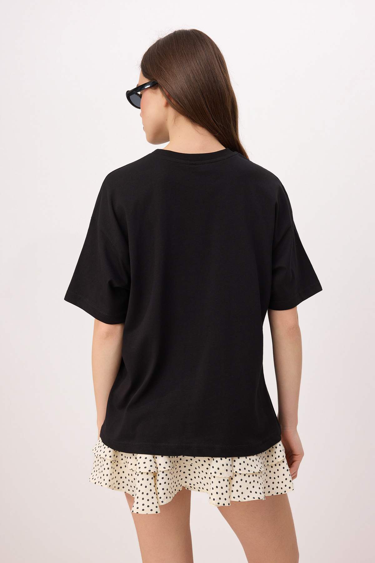 Trendyolmilla  Siyah Nakışlı/İşlemeli Oversize/Geniş Kalıp %100 Pamuk Örme T-Shirt TWOSS26TS00165 - Görsel 4