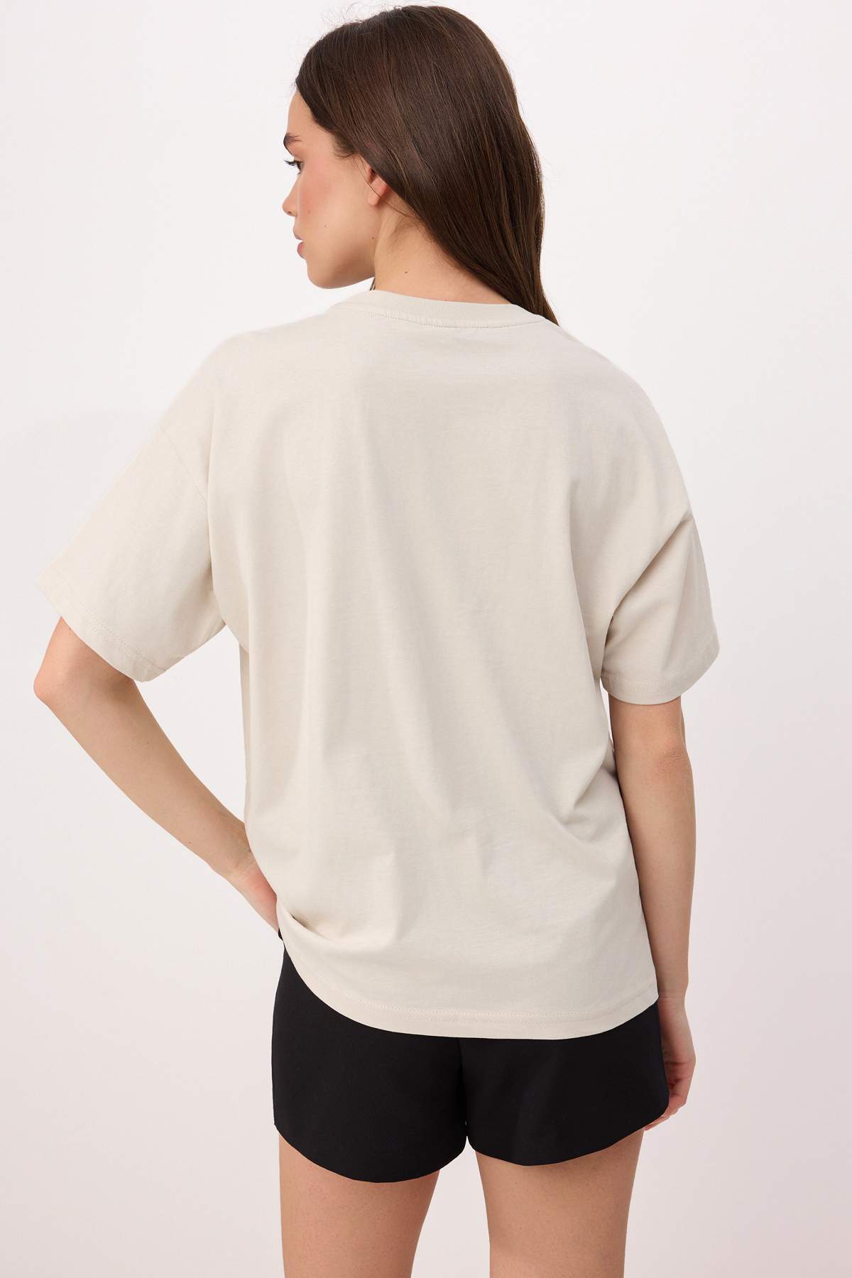 Trendyolmilla  Taş Nakışlı/İşlemeli Oversize/Geniş Kalıp %100 Pamuk Örme T-Shirt TWOSS26TS00165 - Görsel 4