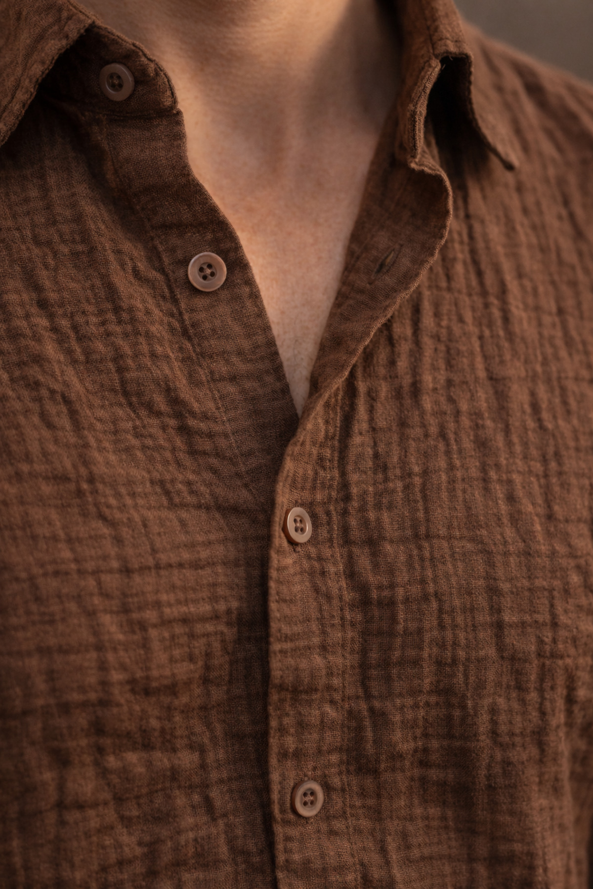 Valiberta  Nefes Alabilir Yarım Oversize Müslin Kumaş Uzun Kol Yakalı Erkek Gömlek - Kahve - Görsel 4