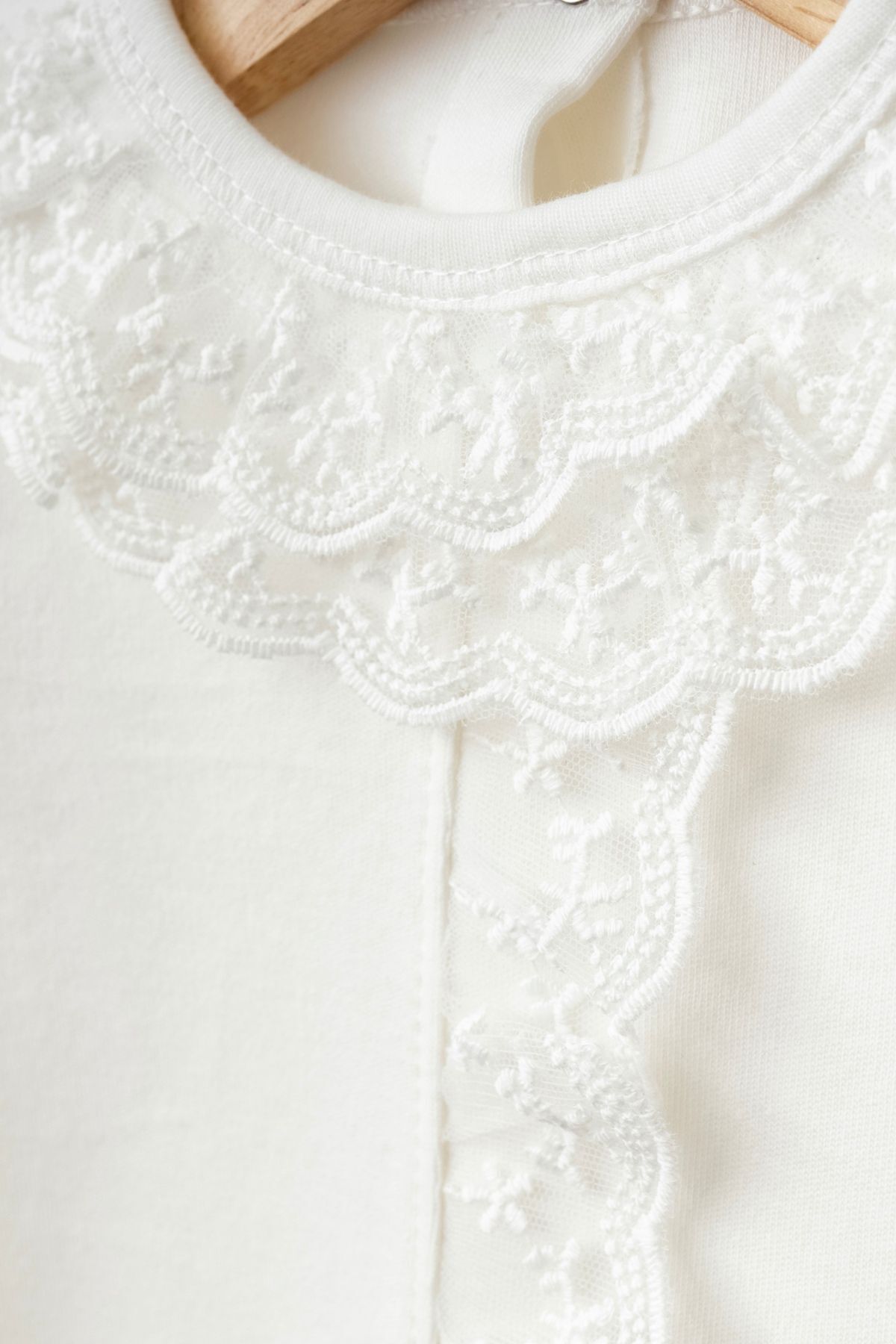 BABYLİM Zarif Dantel Detaylı %100 Pamuk Kız Bebek Mevlütlük Tulum Seti Ekru fotoğrafı 2 (önizleme)