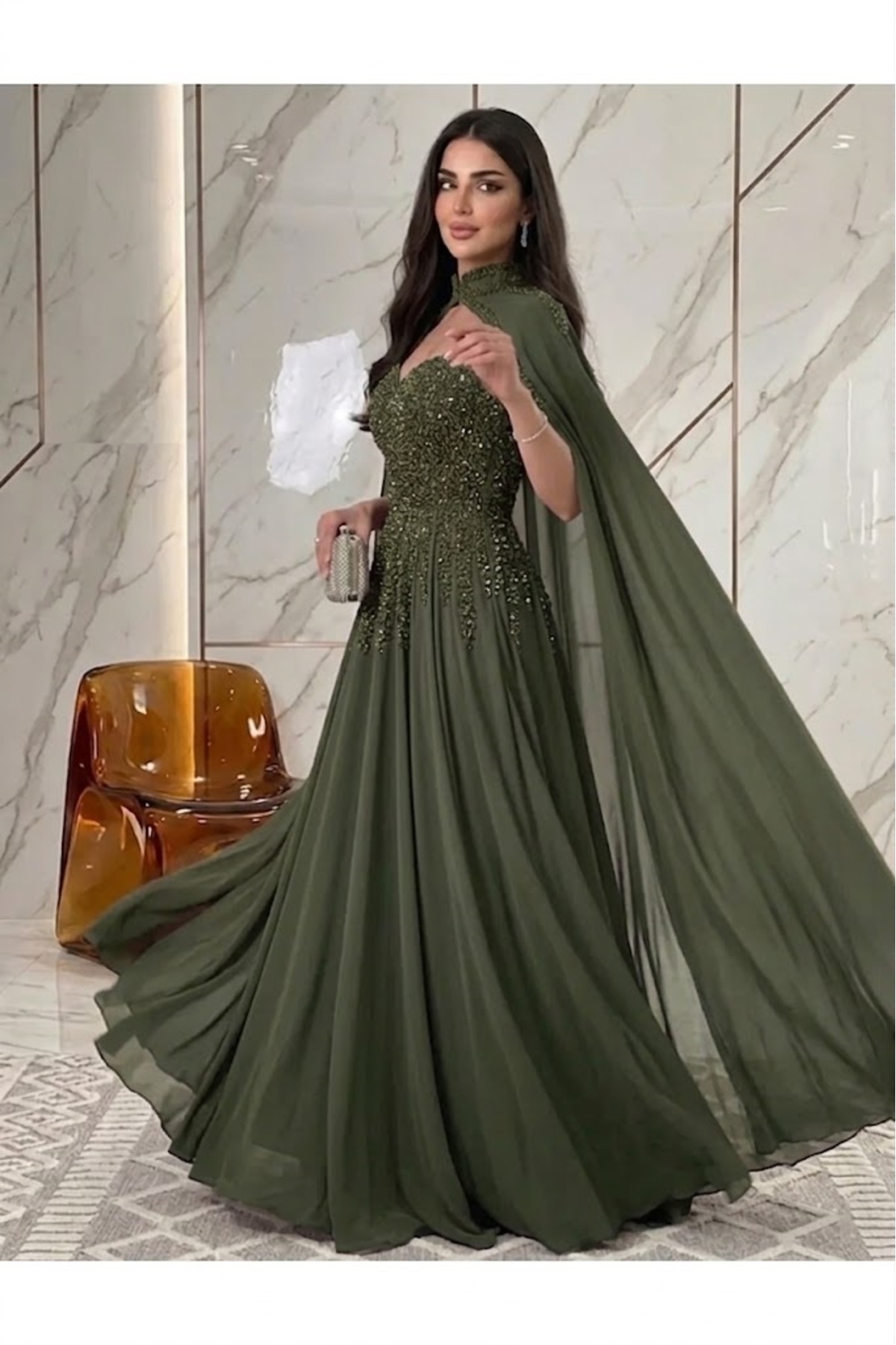 DVNA فستان سهرة دفنا باللون الزيتوني الساحر مطرز بالترتر مع كيب انسيابي