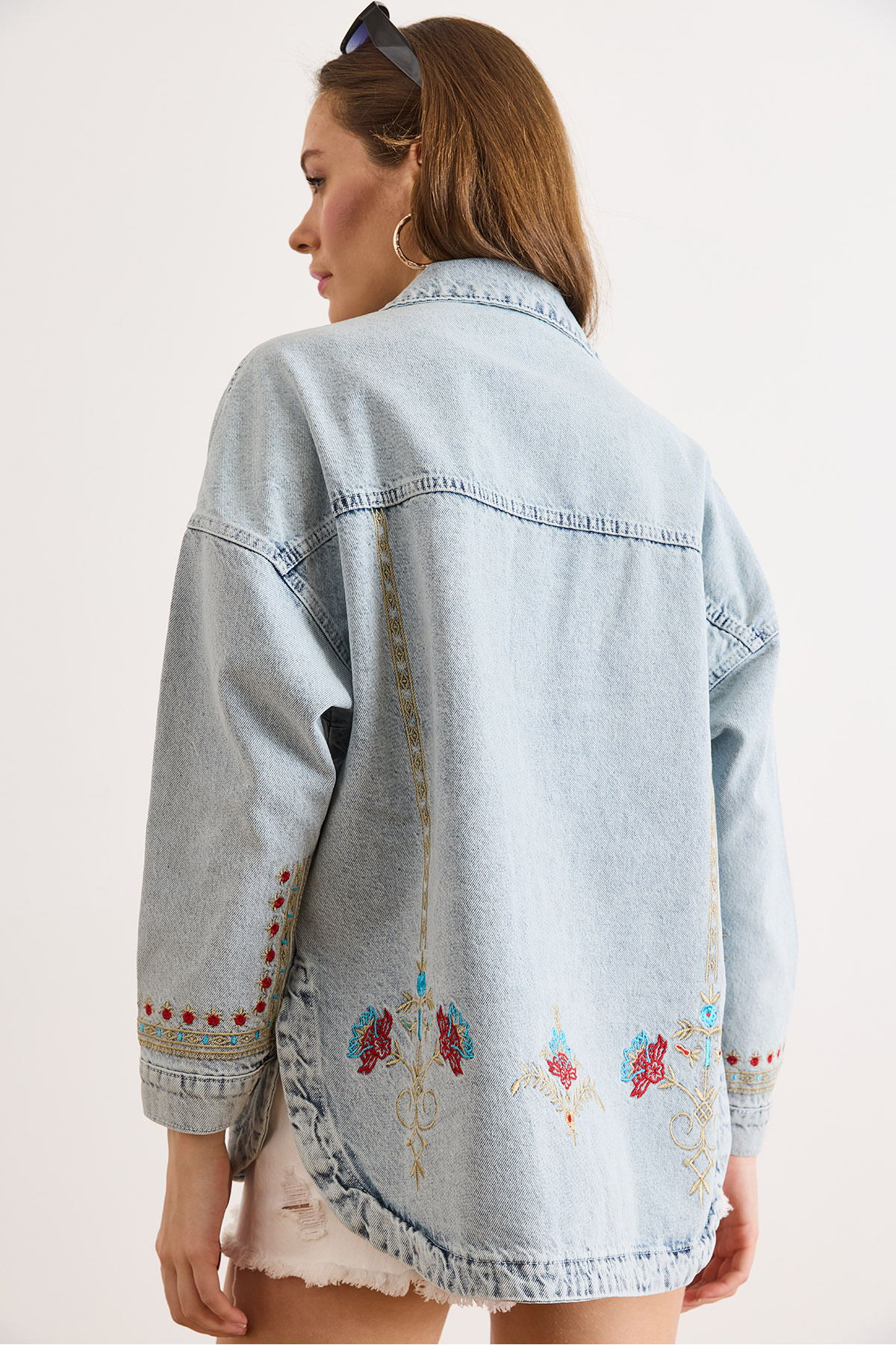 Olalook  Kadın Açık Mavi Ön Arka Çiçek Nakış Detaylı Yıkanmış Denim Ceket CKT-19000521 - Görsel 6