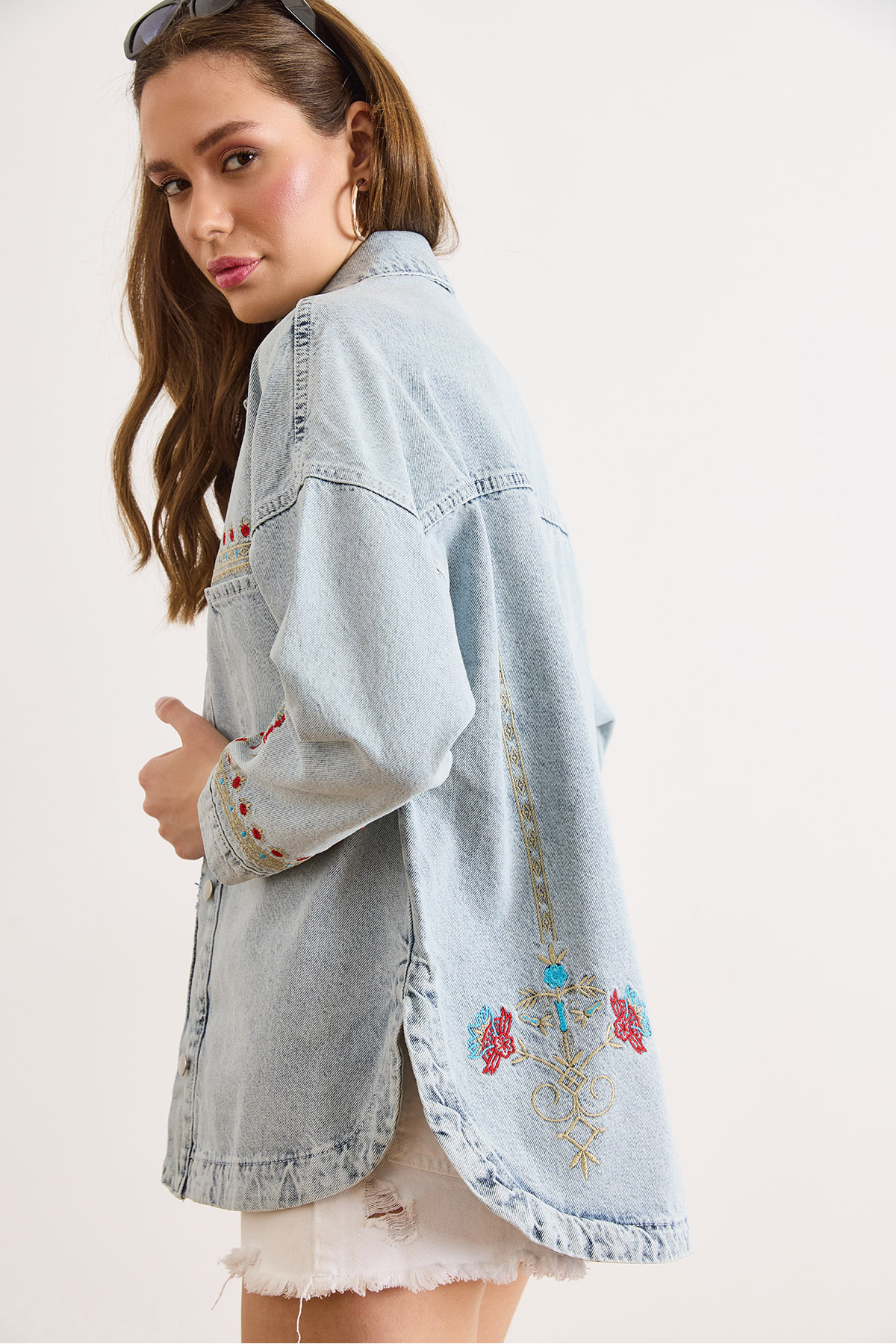 Olalook  Kadın Açık Mavi Ön Arka Çiçek Nakış Detaylı Yıkanmış Denim Ceket CKT-19000521 - Görsel 3