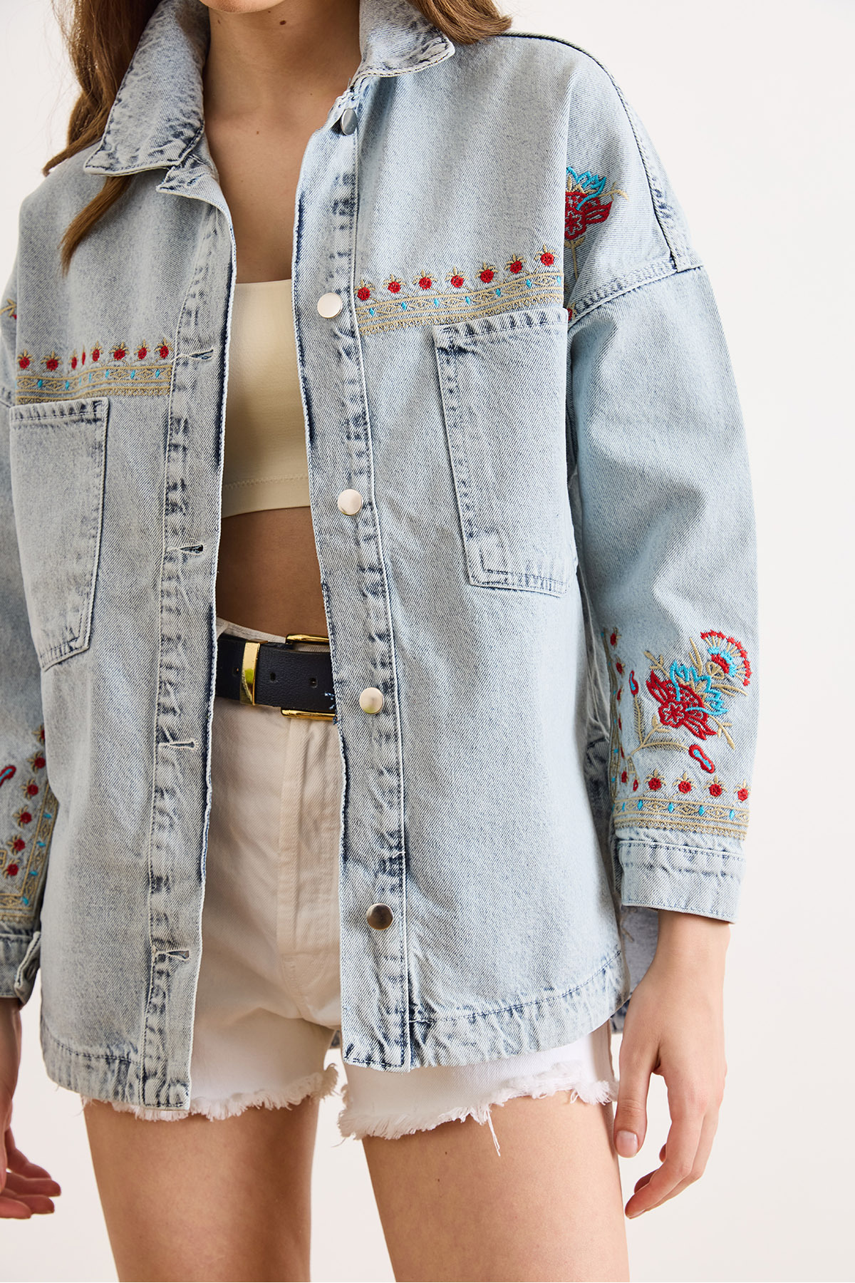 Olalook  Kadın Açık Mavi Ön Arka Çiçek Nakış Detaylı Yıkanmış Denim Ceket CKT-19000521 - Görsel 4