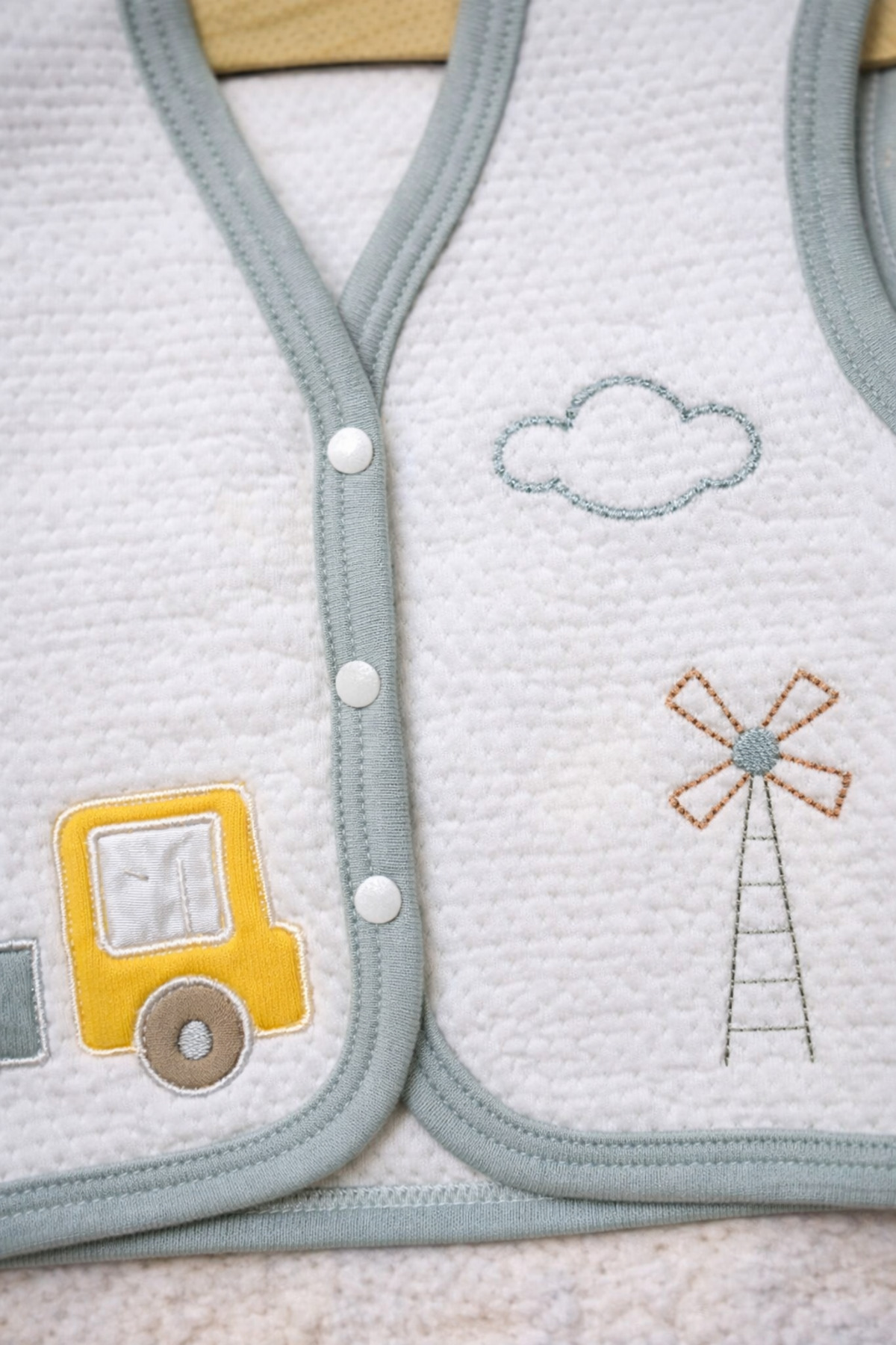 Gaye Erkek Bebek Kamyon Nakışlı Pamuklu Çıtçıtlı Yelek fotoğrafı 2 (önizleme)