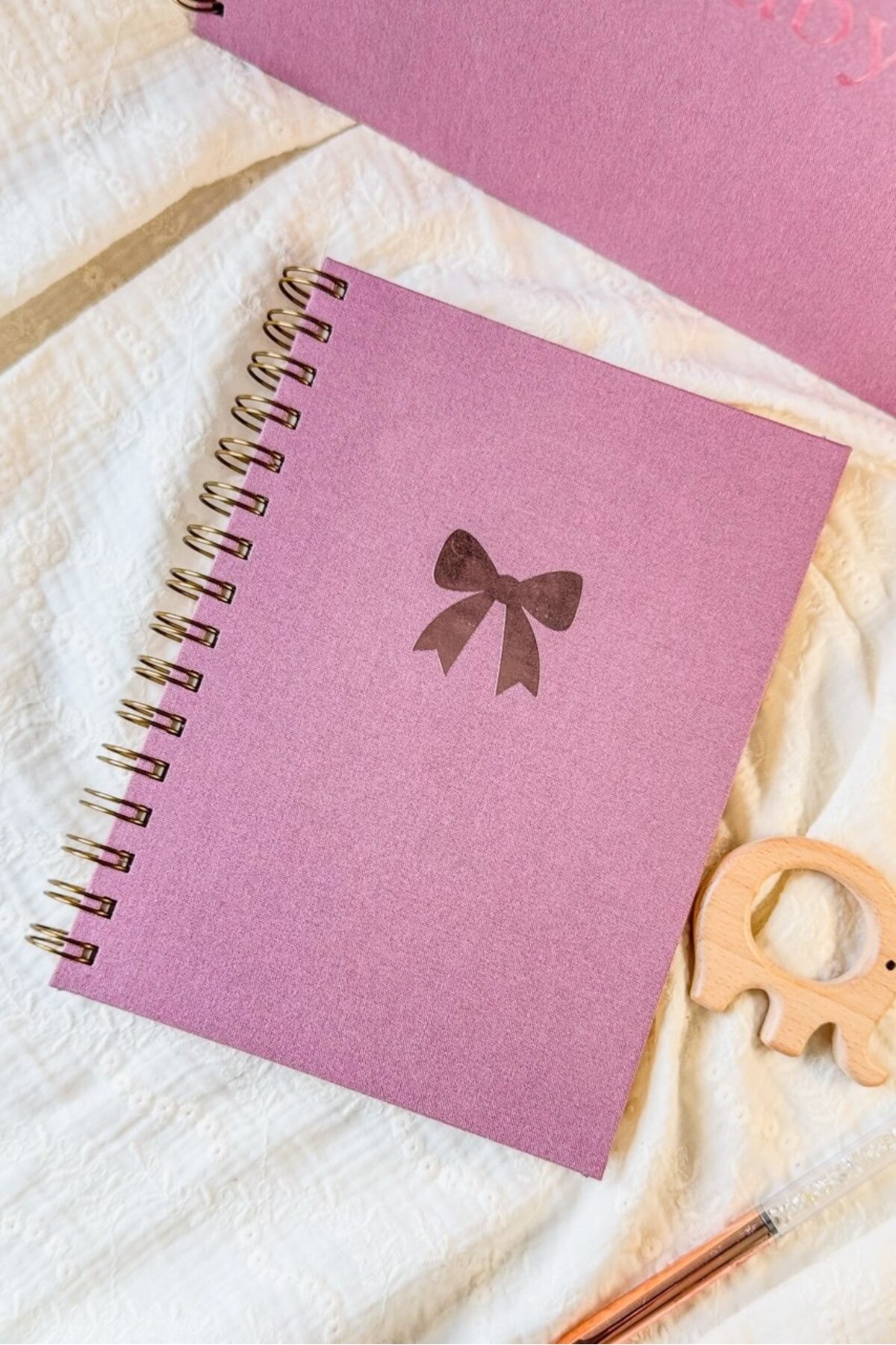 Martius Art Bebek Anı Defteri ve Anne Hamile Günlüğü Seti / 0-3 Yaş Bebek Ajandası / Leylak Keten Yaldız Tasarım fotoğrafı 4 (önizleme)