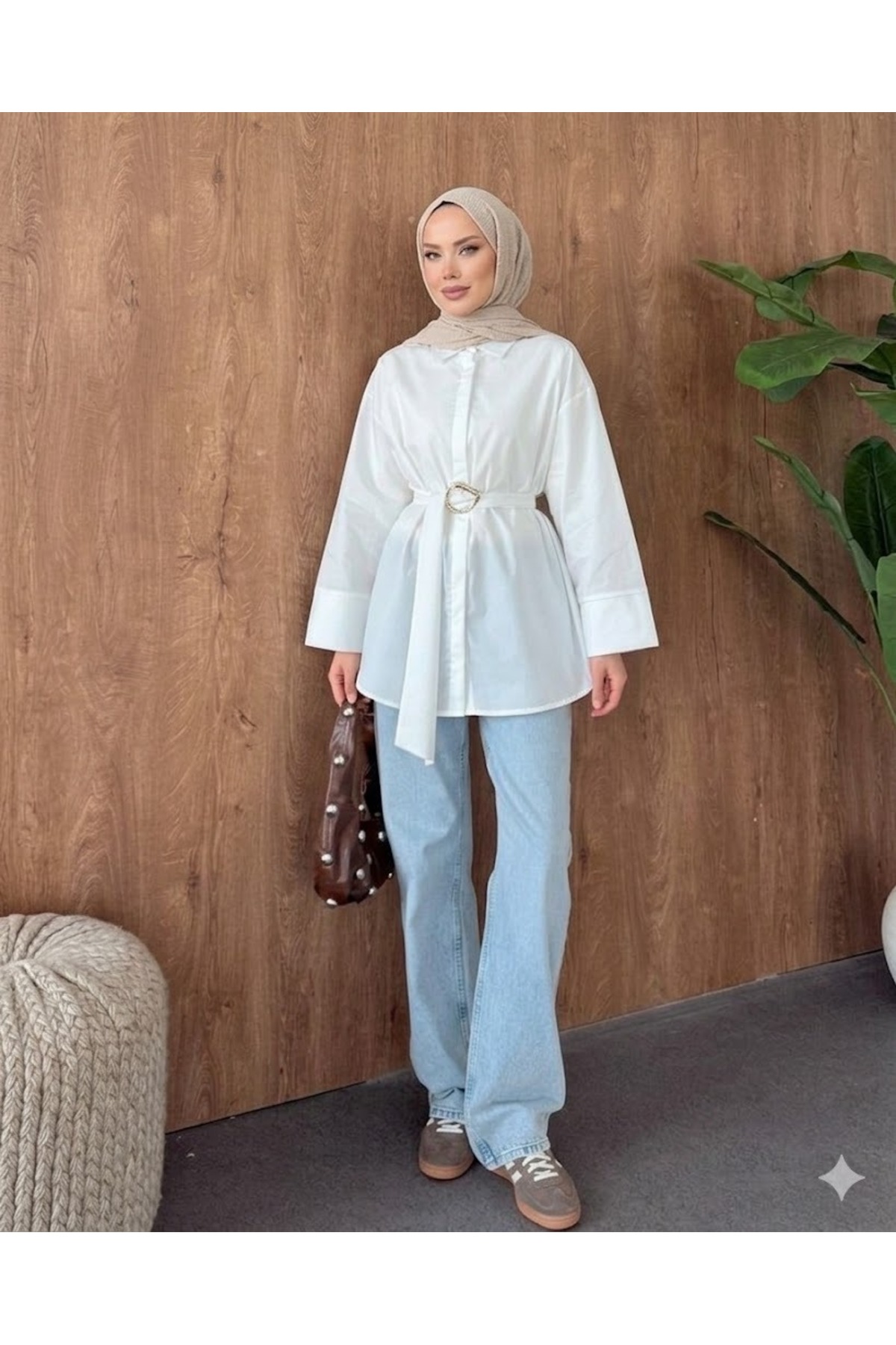 onlymoon  Beyaz Dokuma Kumaş Uzun Kuşaklı Gömlek Kadın Toka Detaylı Rahat Kesim Şık Tesettür Kombin - Görsel 2