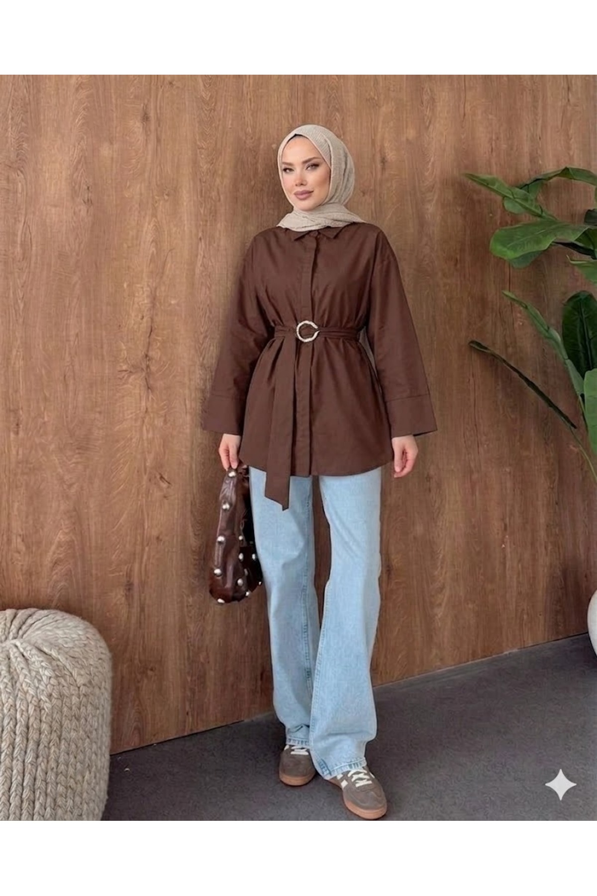 onlymoon  Kahverengi Dokuma Kumaş Uzun Kuşaklı Gömlek Kadın Toka Detaylı Rahat Kesim Şık Tesettür Kombin - Görsel 2