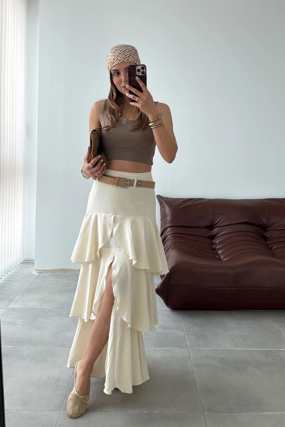SHILSEE BEUTİQUE  KADIN KEMERLİ YIRTMAÇ DETAYLI MAXI KIRINKIL ETEK KREM - Görsel 4