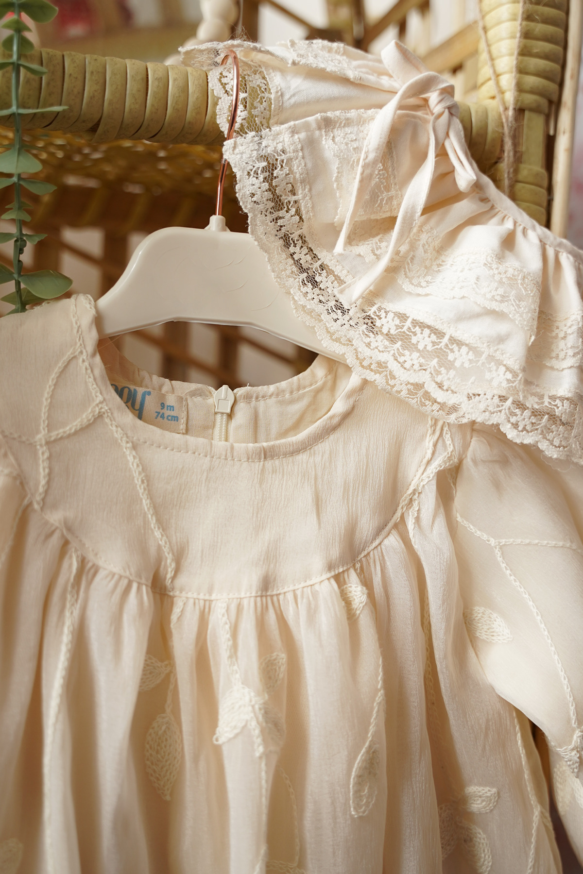 ALYRA Vintage Tarzı Krem Renkli Nakışlı Fiyonk Detaylı Uzun Kollu Bebek Elbisesi Özel Gün Elbise 9-24 Ay fotoğrafı 3 (önizleme)
