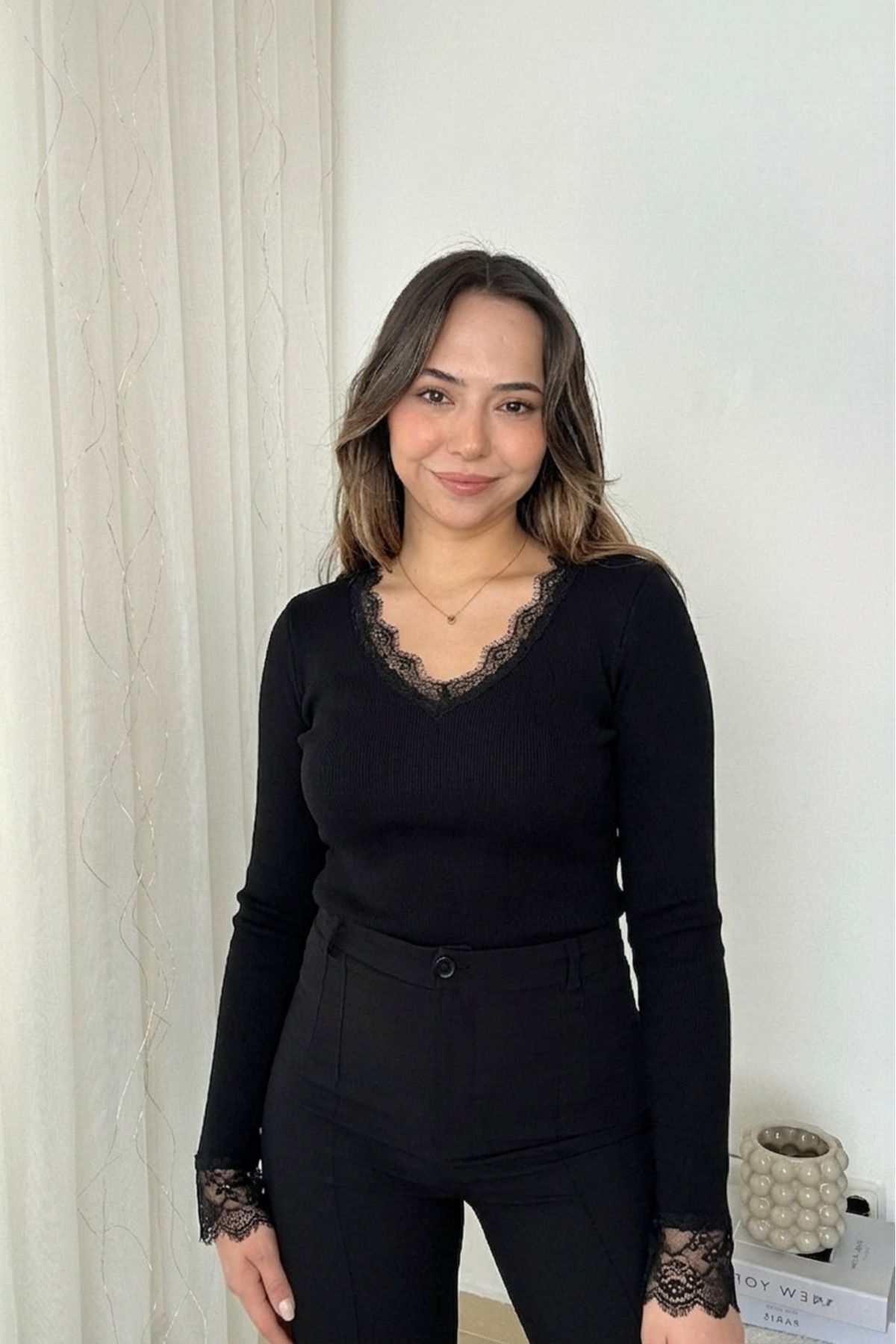 İnouveaue  Siyah V Yaka Dantel Detaylı Kadın Triko - Görsel 4