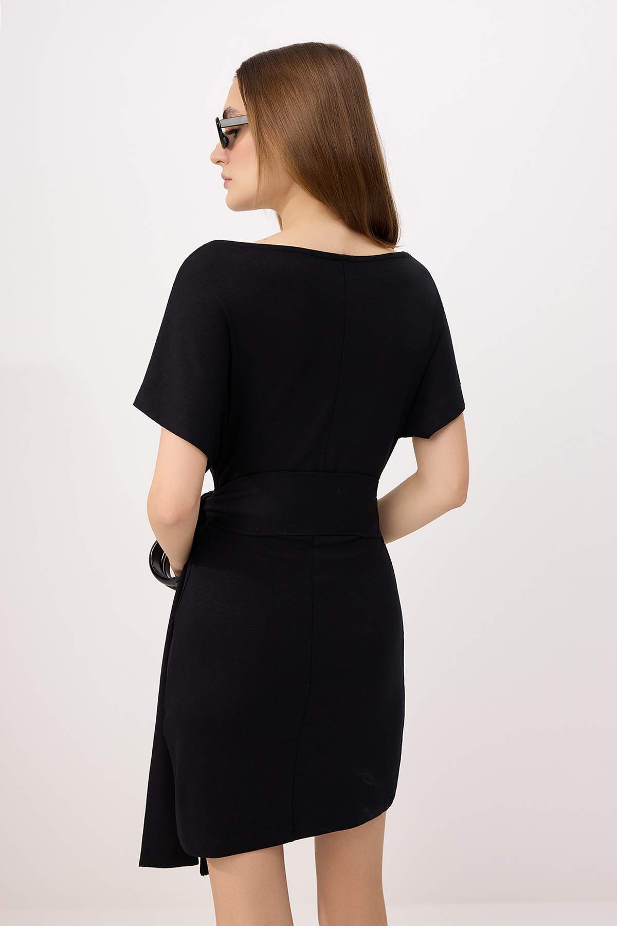 Trendyolmilla  Siyah Bodycon Asimetrik Yaka Bağlama Detaylı Kısa Yumuşak Örme Elbise TWOSS26EL00256 - Görsel 4