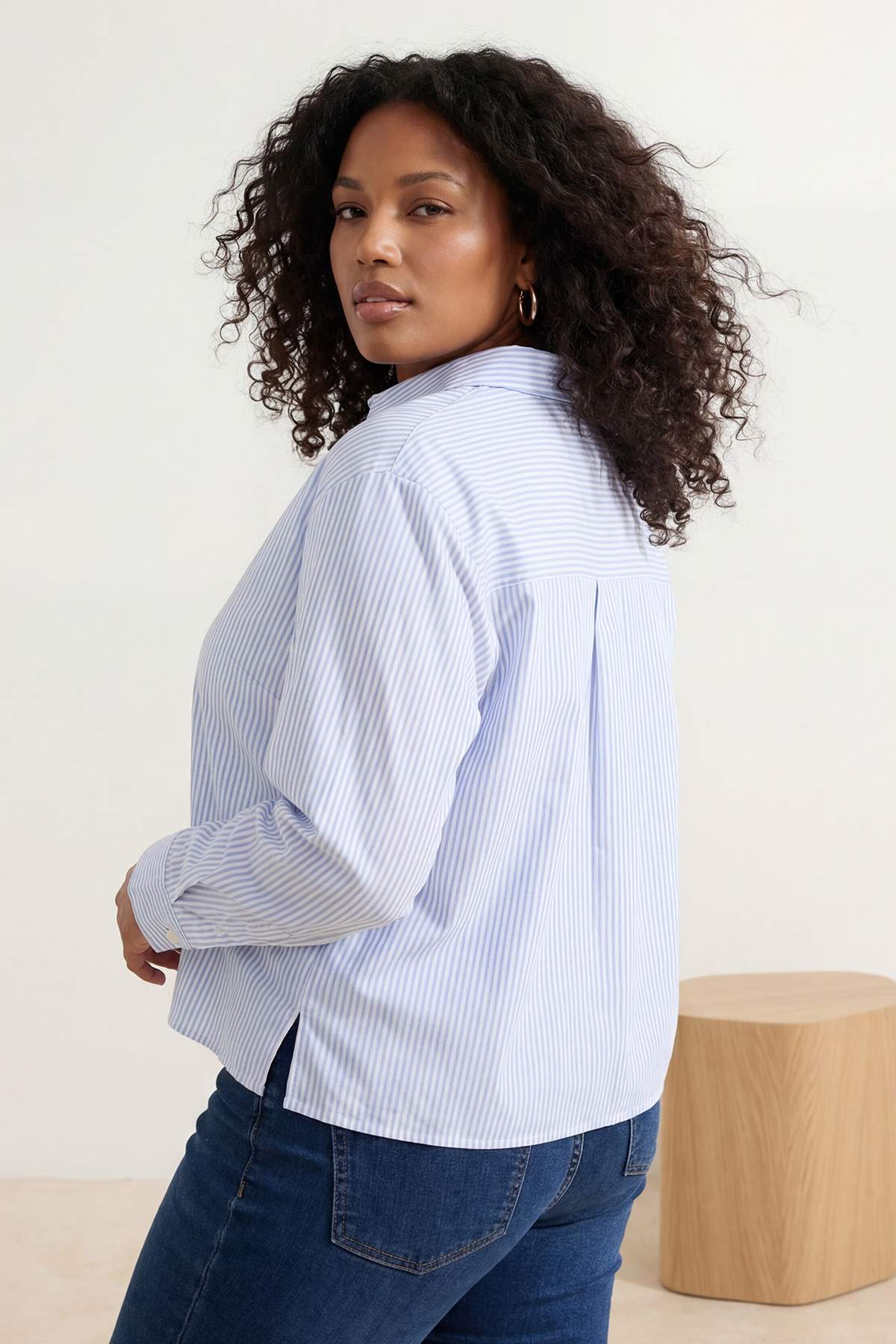 Trendyol Curve Mehrfarbig gestreiftes, rot herzgesticktes, gewebtes Hemd in Ü...