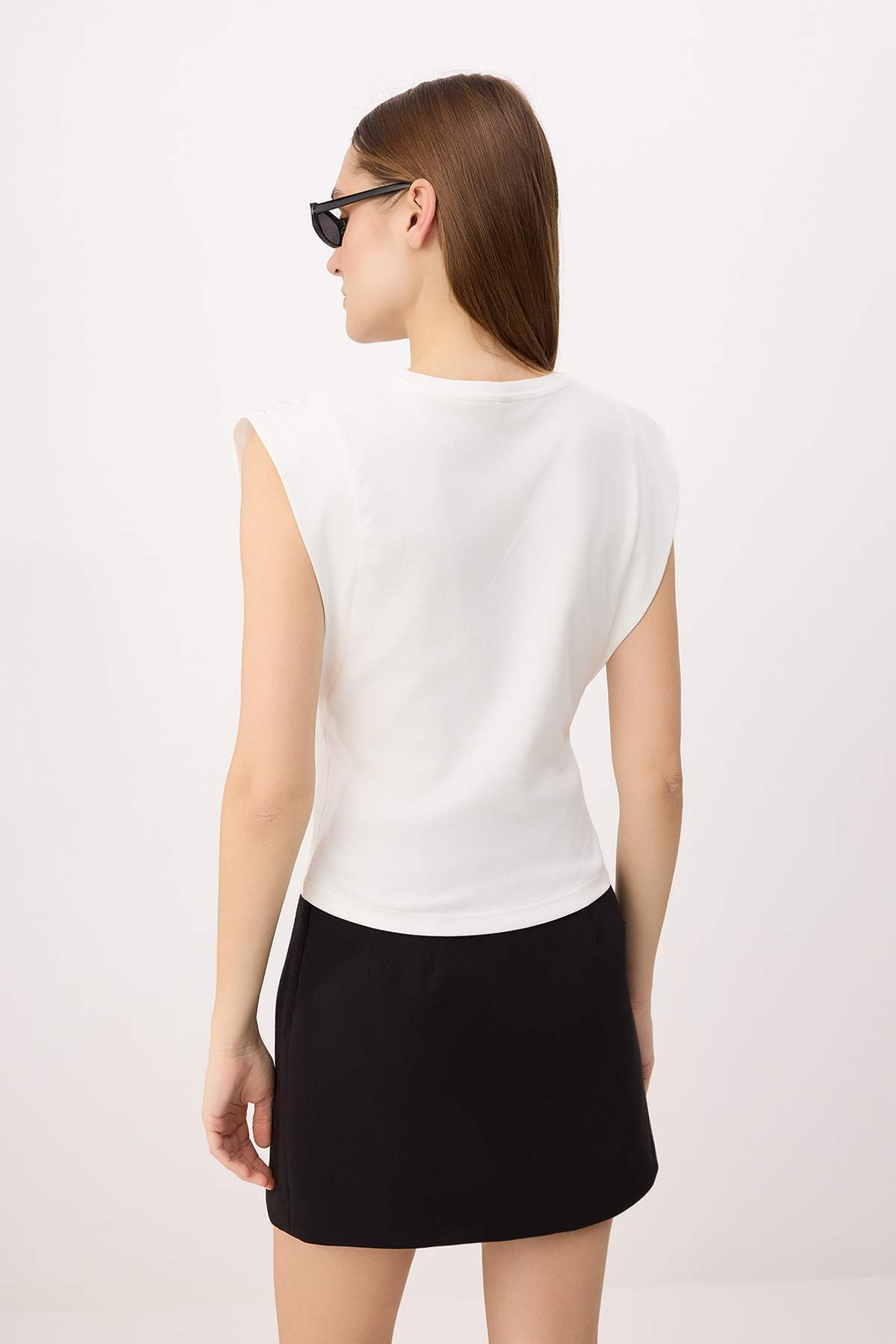 Trendyolmilla  Ekru Regular/Normal Kalıp Kolsuz Taş Detaylı Tok %100 Pamuk Örme T-shirt TWOSS26TS00231 - Görsel 4