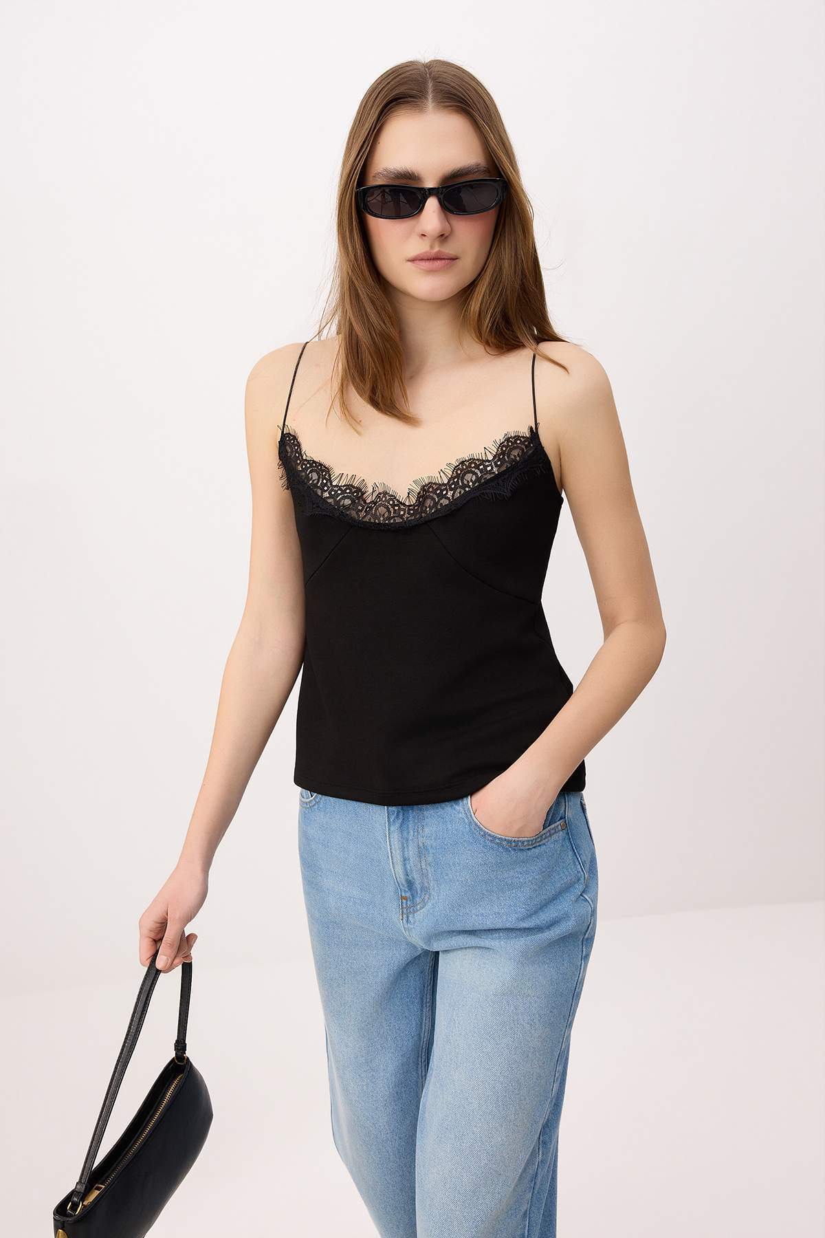Trendyolmilla Siyah Düz Regular V Yaka İnce Askılı Kolsuz Dantel Detaylı İnterlok Örme Bluz TWOSS26BZ00669