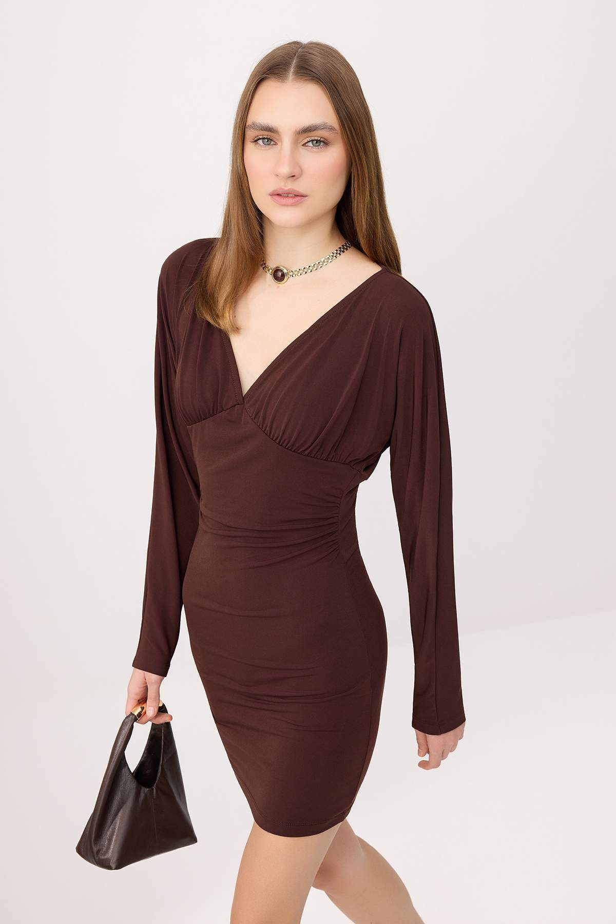 Trendyolmilla Kahverengi Bodycon V Yaka Uzun Kollu Büzgülü Mini Esnek Örme Elbise TWOSS26EL00630