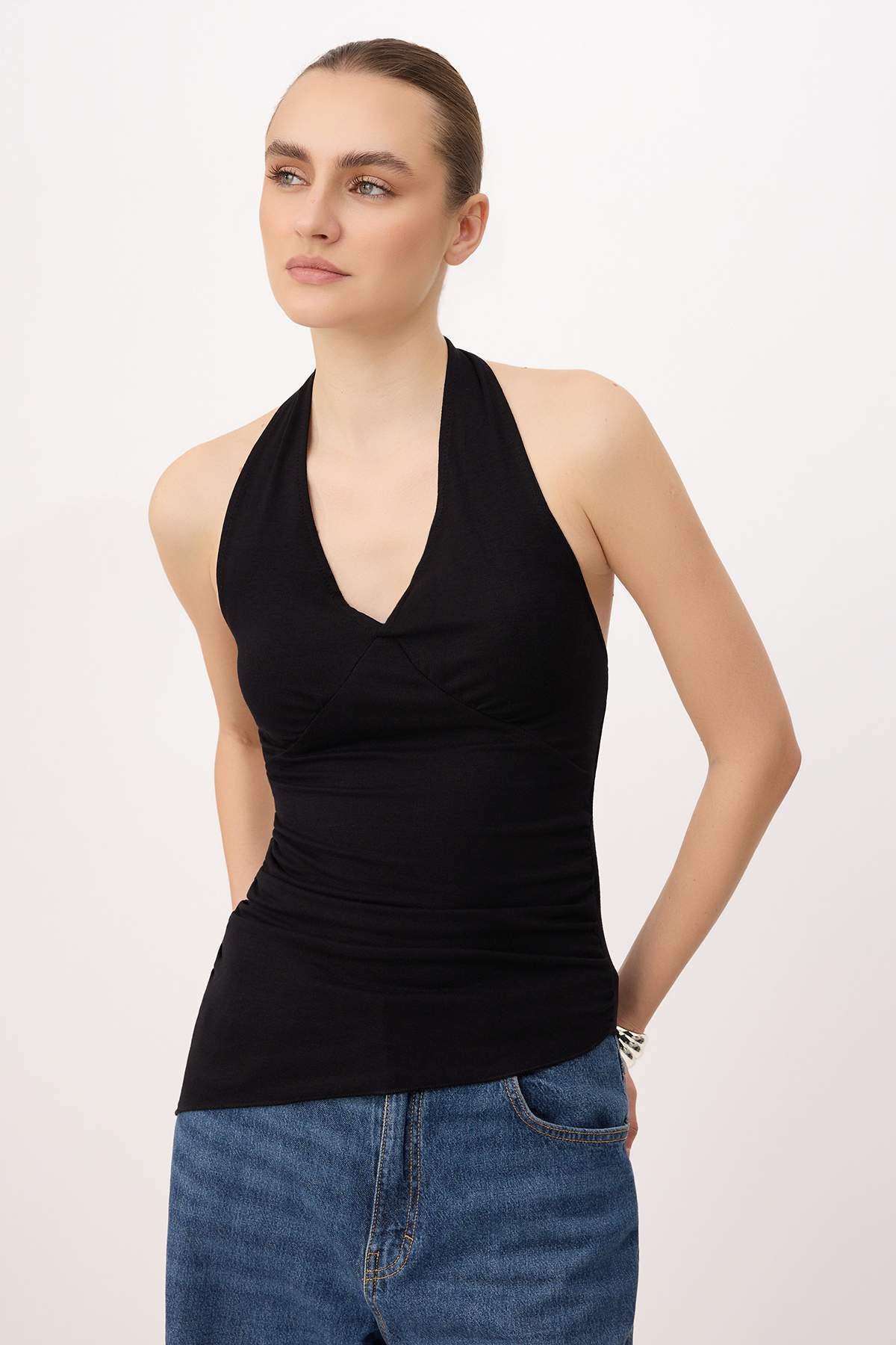 Trendyolmilla Siyah Fitted/Vücuda Oturan Boyundan Bağlamalı Kolsuz Yumuşak Örme Bluz TWOSS26BZ00361