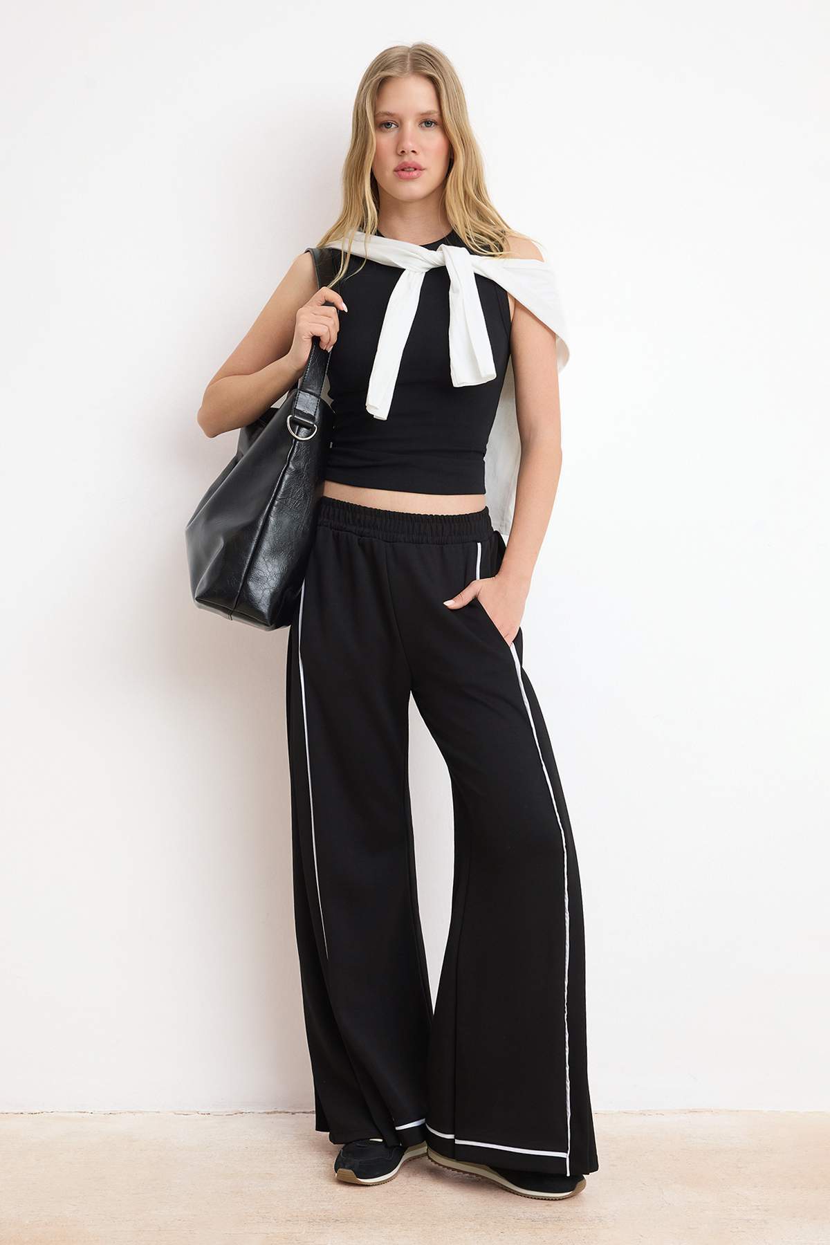 Trendyolmilla  Siyah Wide Leg/Geniş Paça Biyeli Normal Bel Soft Touch Örme Pantolon TWOSS26PL00138