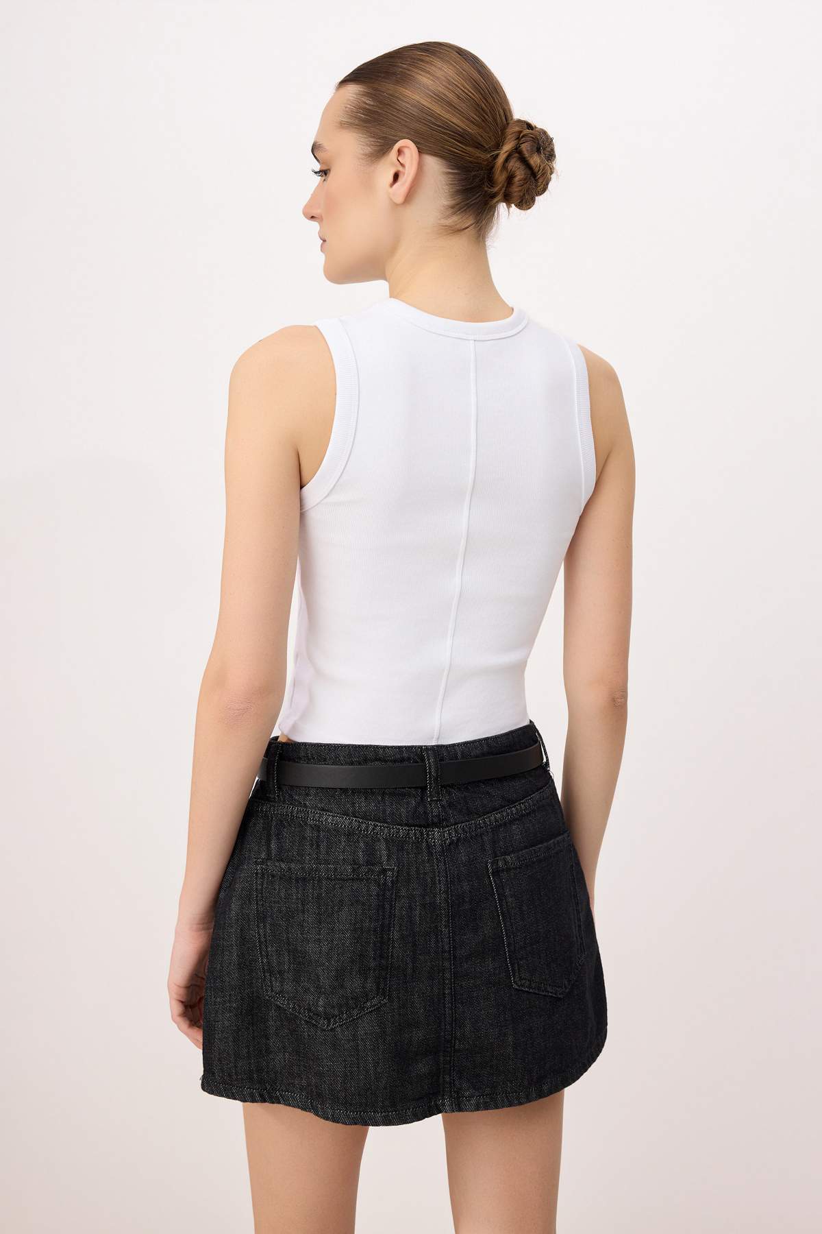 Trendyolmilla  Siyah Kemer Detaylı Arkası Etek Görünümlü Denim Şort Etek TWOAW26SR00020 - Görsel 4