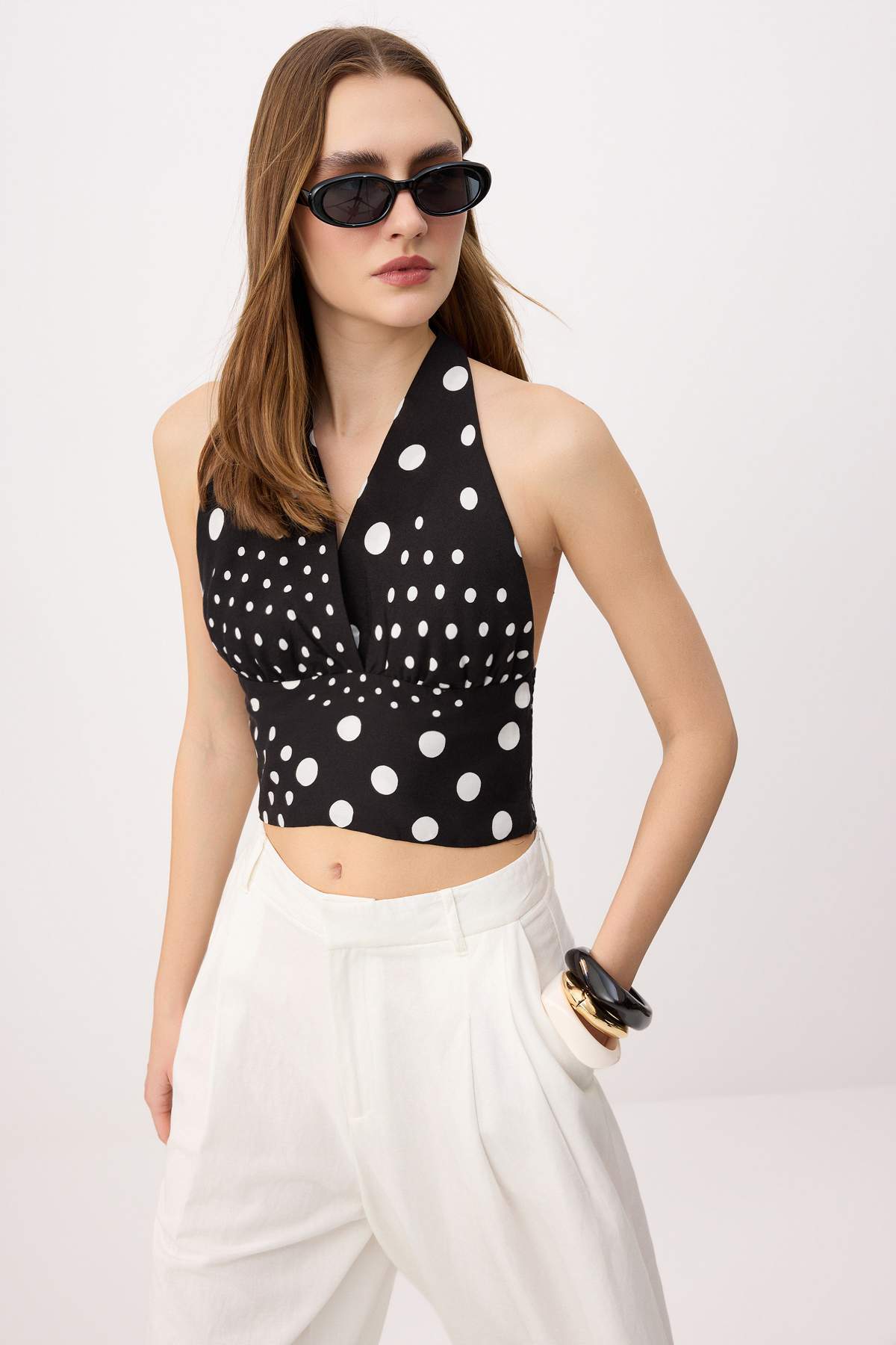 Trendyolmilla Siyah Puantiyeli Crop Halter Yaka Bluz TWOSS26BZ00529