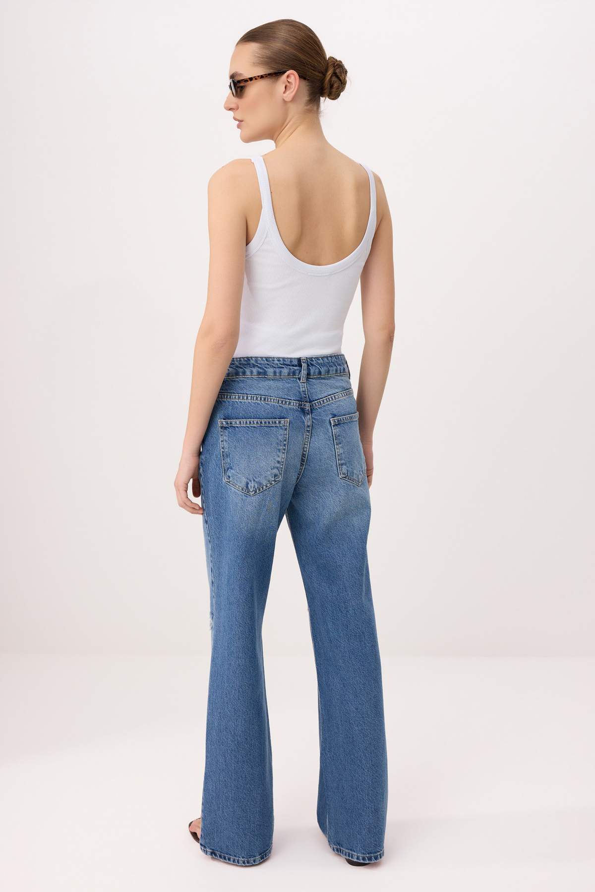 Trendyolmilla  Mavi Yırtık Detaylı Normal Bel Wide Leg Jeans TWOSS26JE00265 - Görsel 5