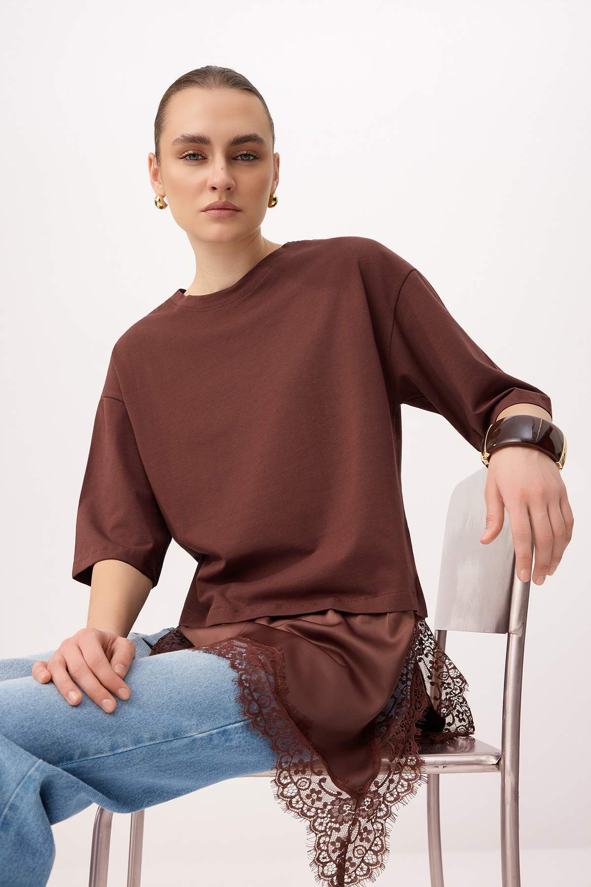 Trendyolmilla  Kahverengi Oversize/Geniş Kalıp Asimetrik Dantel Detaylı %100 Pamuk Örme T-shirt TWOSS26TS00296