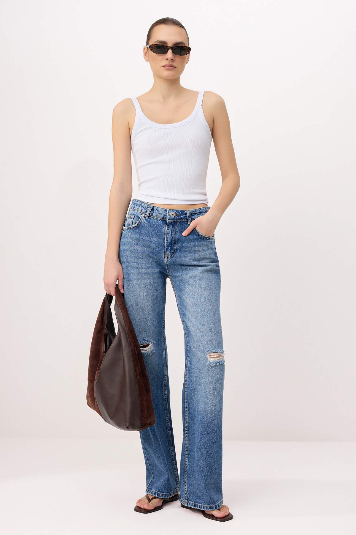 Trendyolmilla  Mavi Yırtık Detaylı Normal Bel Wide Leg Jeans TWOSS26JE00265 - Görsel 2