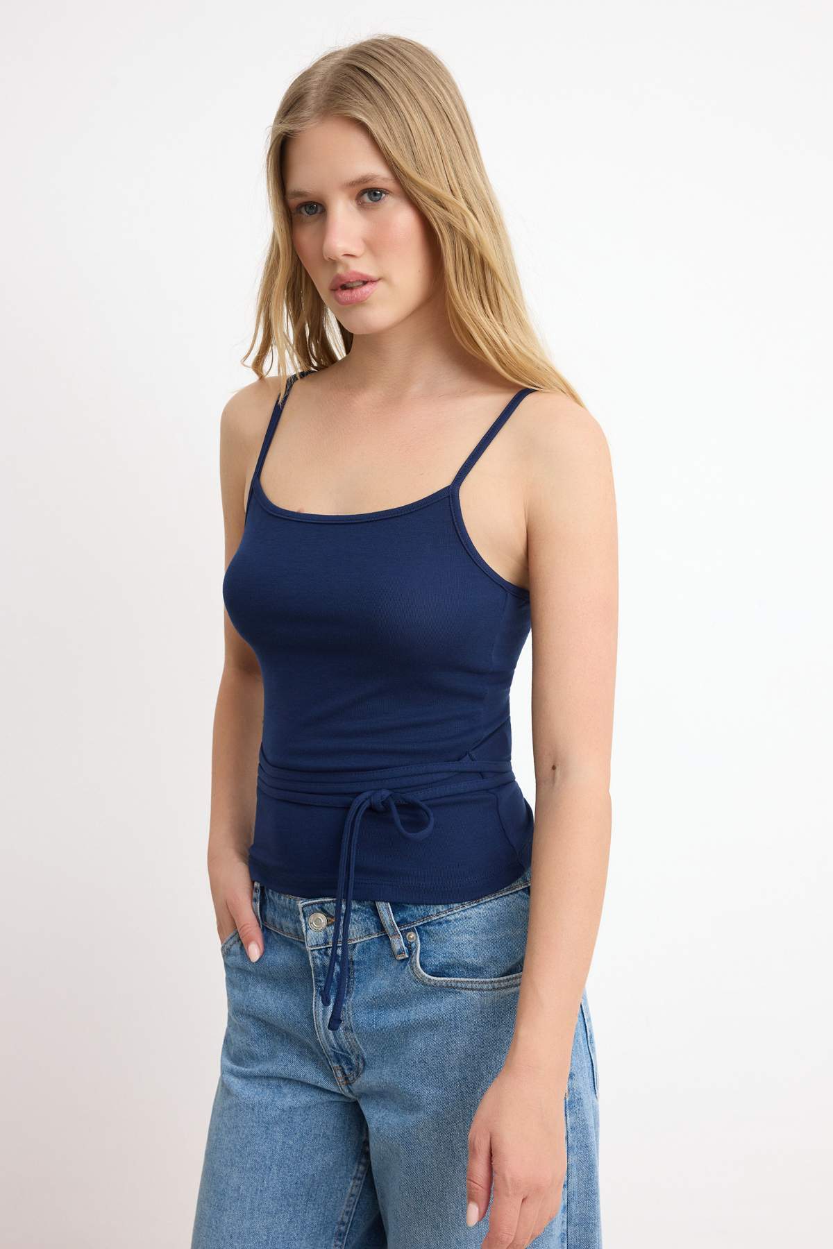 Trendyolmilla Lacivert Fitted/Vücuda Oturan Havuz Yaka Kolsuz Yumuşak Örme Bluz TWOSS26BZ00633