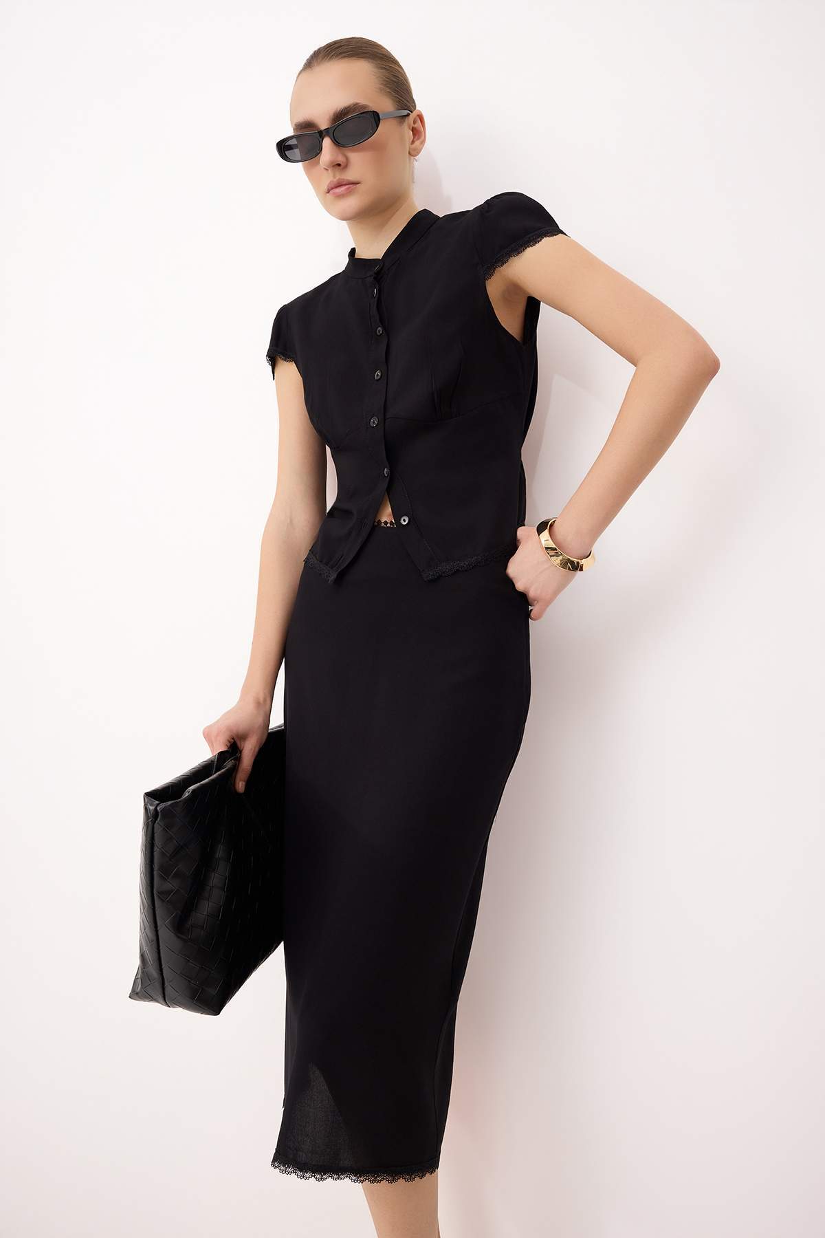 Trendyolmilla  Siyah Slim Fit Gömlek Midi Etek Dokuma Alt - Üst Takım TWOSS26AU00105 - Görsel 2