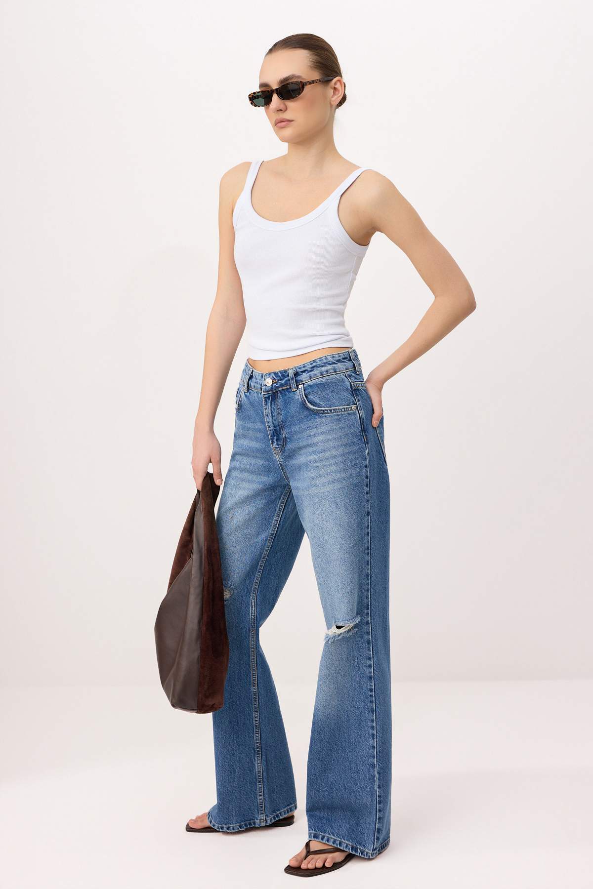 Trendyolmilla  Mavi Yırtık Detaylı Normal Bel Wide Leg Jeans TWOSS26JE00265 - Görsel 3