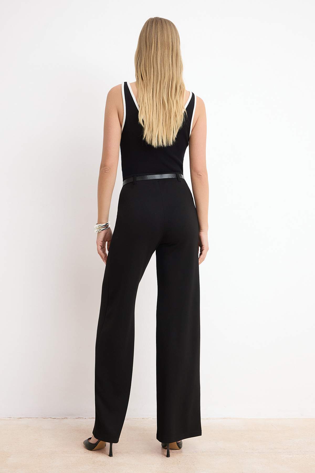 Trendyolmilla  Siyah Wide Leg/Geniş Paça Kemerli Normal Bel Soft Touch Penye Örme Pantolon TWOSS26PL00149 - Görsel 4