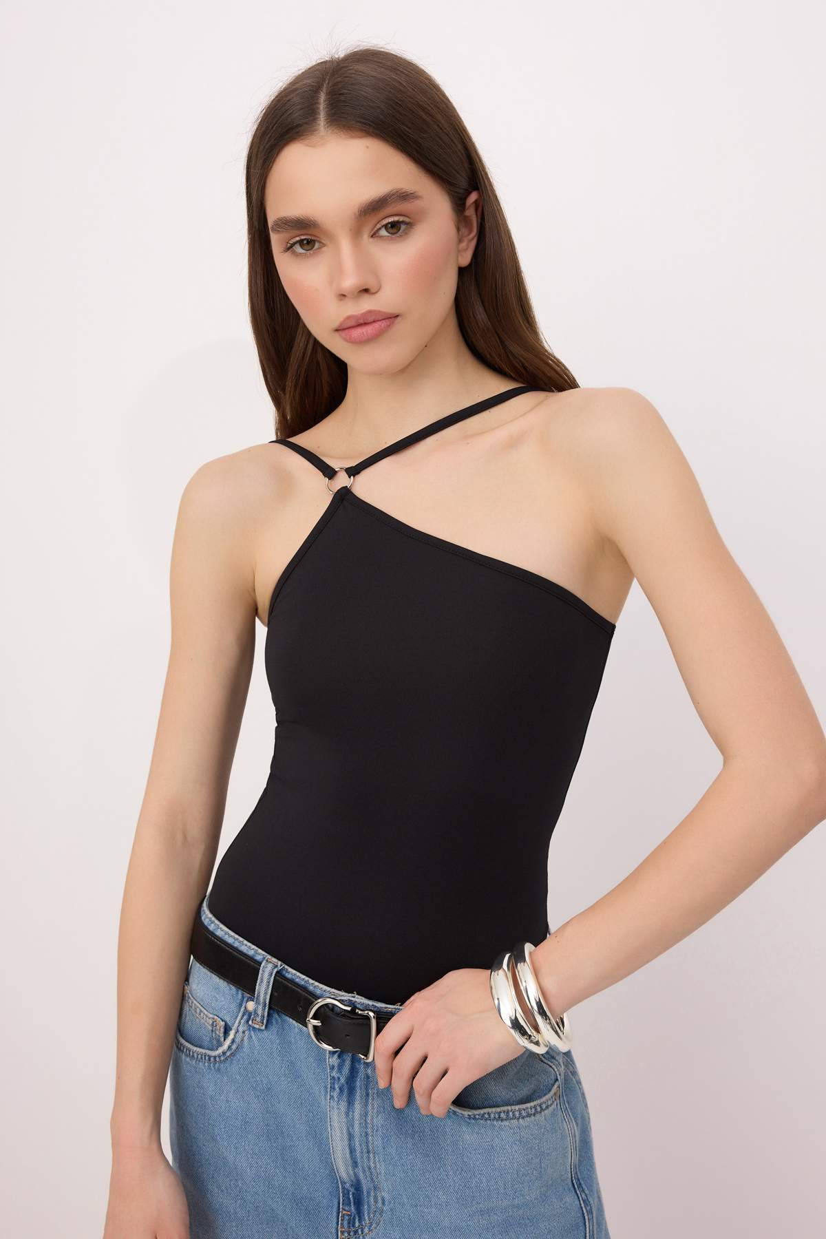 Trendyolmilla Siyah Vücuda Oturan Asimetrik Yaka İnce Askılı Kolsuz Esnek Örme Body TWOSS26BD00018