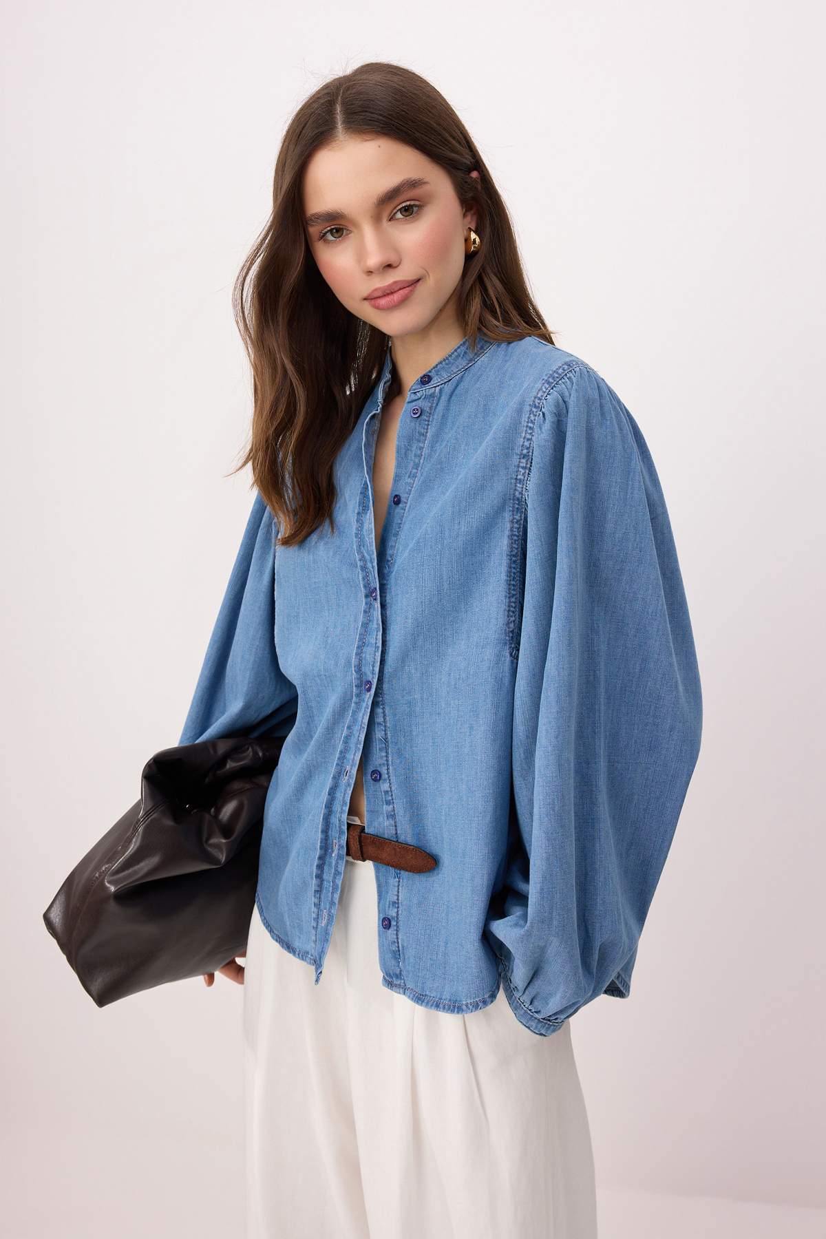 Trendyol Kollektion Blaues Denim-Hemd mit Ballonärmeln und hohem Kragen TWOSS...