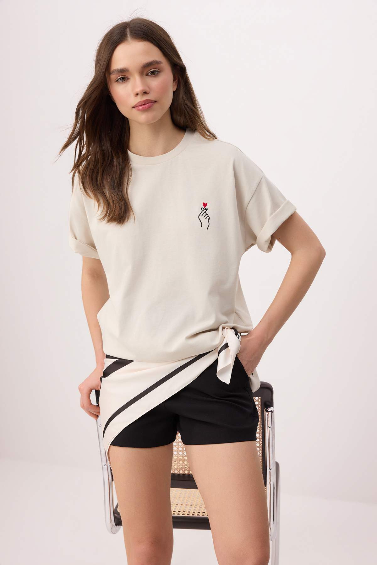 Trendyolmilla  Taş Nakışlı/İşlemeli Oversize/Geniş Kalıp %100 Pamuk Örme T-Shirt TWOSS26TS00165