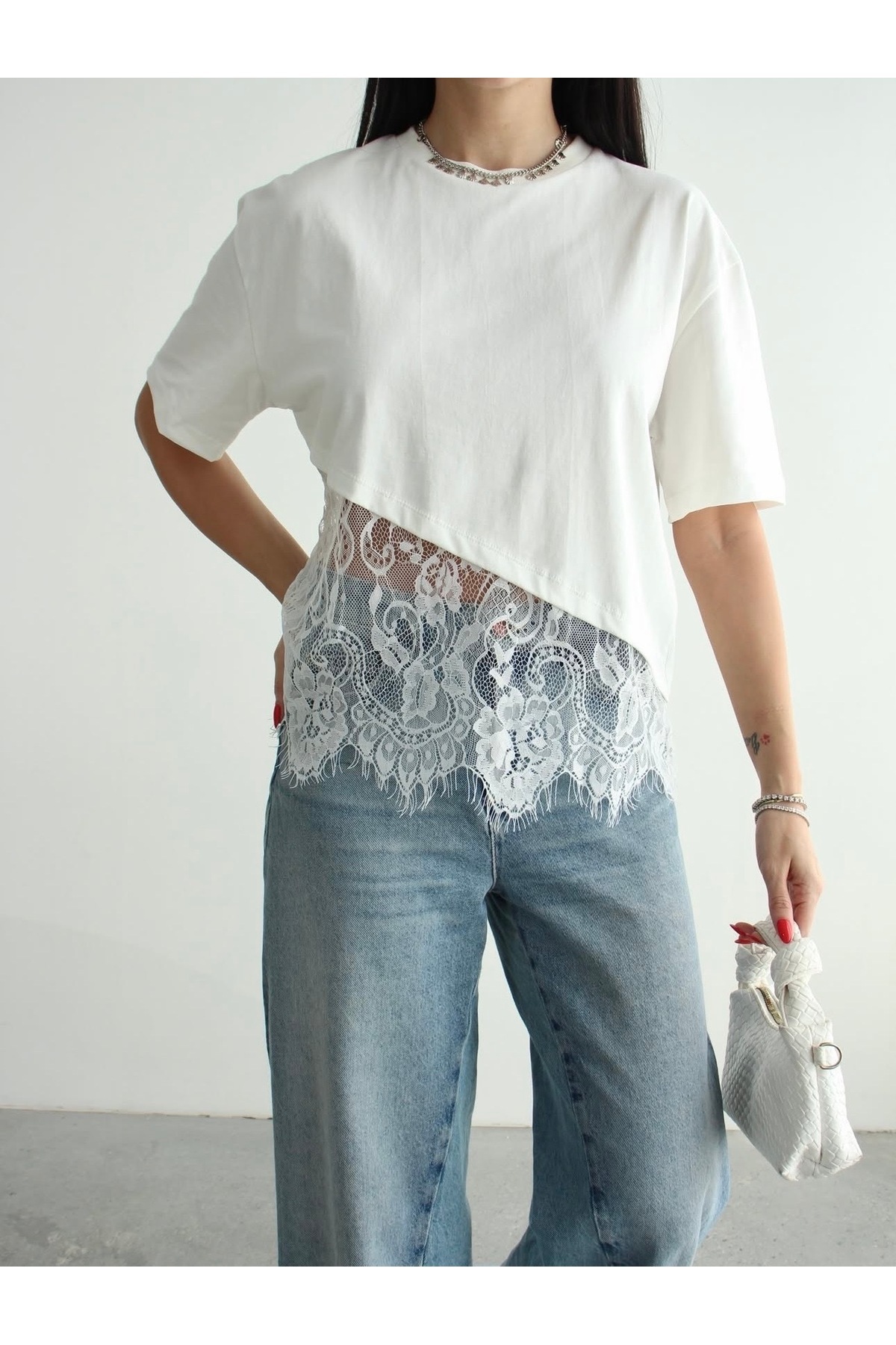 LİNDALİNA TEKSTİL  Kadın Bisiklet Yaka Rahat Kalıp Dantel Detaylı Asimetrik Tasarım Pamuklu T-Shirt - Görsel 3