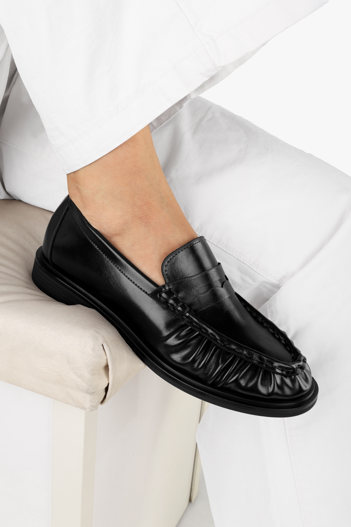 Shoeberry Kadın Rovel Siyah Cilt Büzgülü Yumuşak Makosen görsel 2