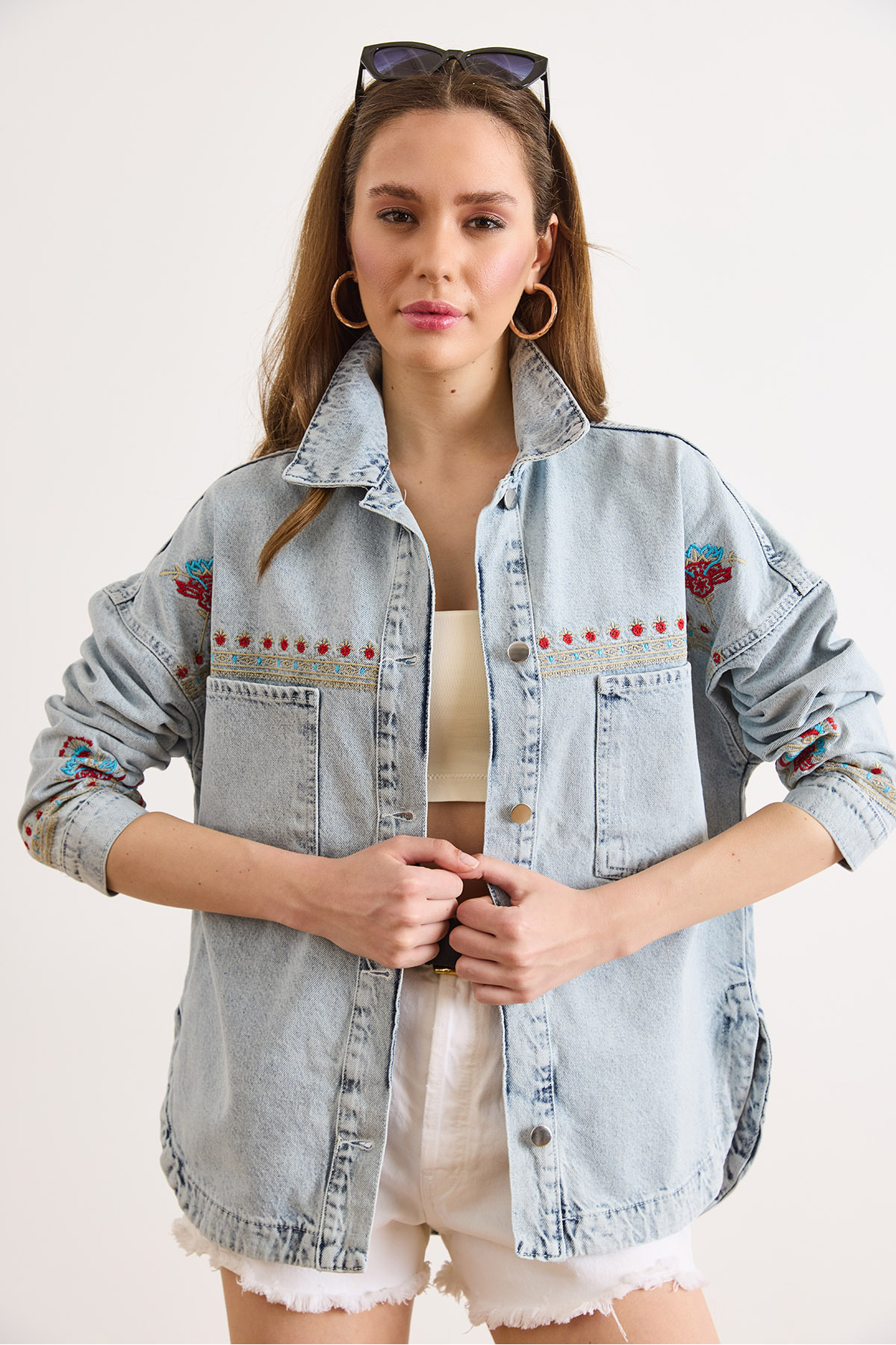 Olalook  Kadın Açık Mavi Ön Arka Çiçek Nakış Detaylı Yıkanmış Denim Ceket CKT-19000521 - Görsel 2