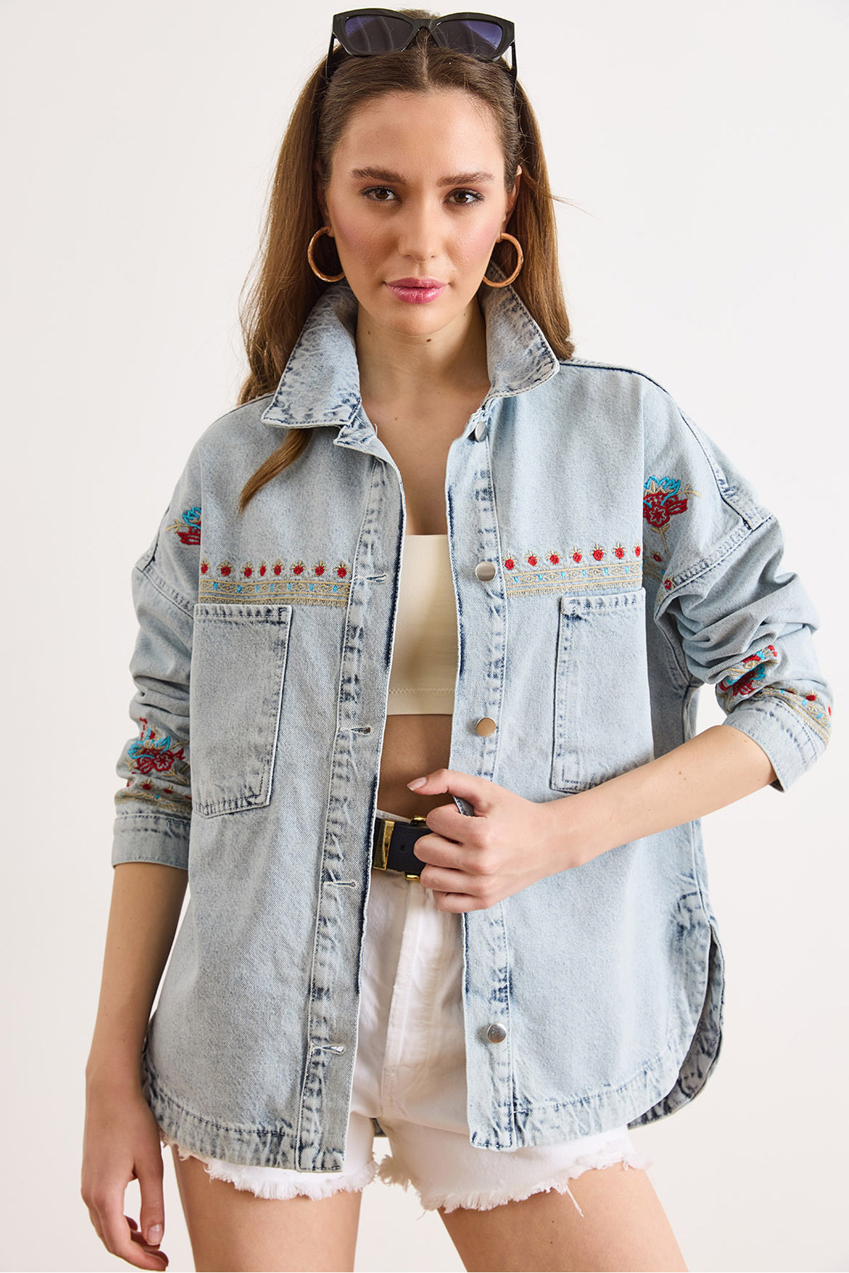 Olalook  Kadın Açık Mavi Ön Arka Çiçek Nakış Detaylı Yıkanmış Denim Ceket CKT-19000521