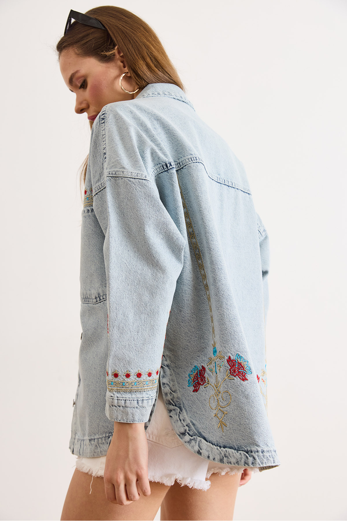 Olalook  Kadın Açık Mavi Ön Arka Çiçek Nakış Detaylı Yıkanmış Denim Ceket CKT-19000521 - Görsel 5