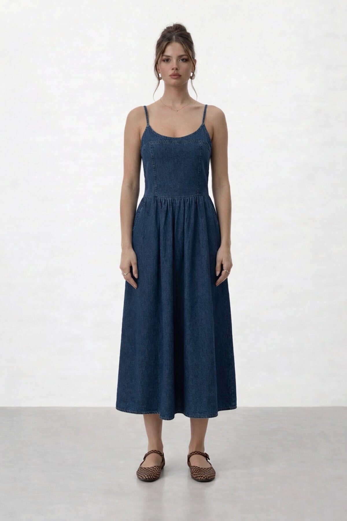 VAGGON  Ayarlanabilinir Askılı Sırtı Gipeli Denim Katlı Midi Elbise - Görsel 4