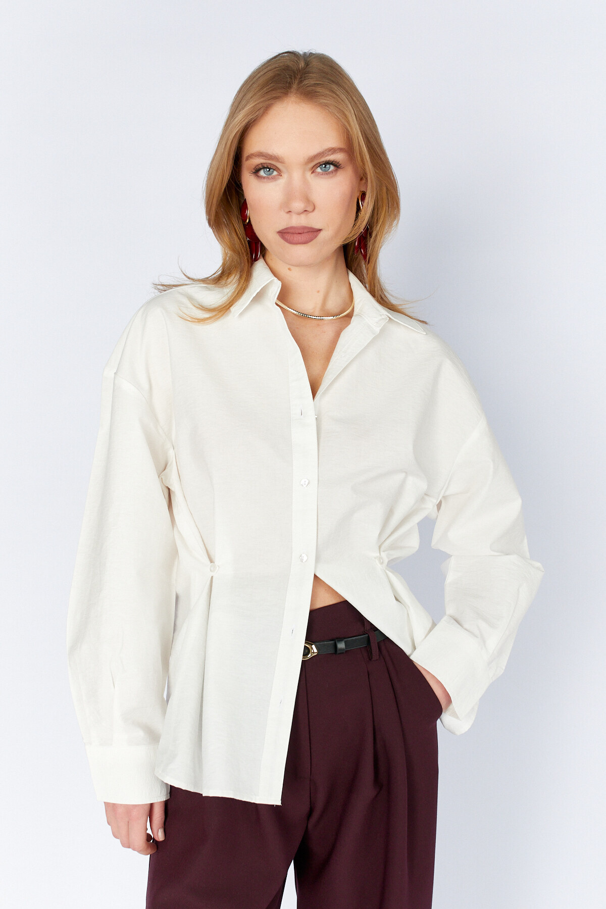 Bel Oturtmalı Düğme Detaylı Gömlek | MKES161789-1 - Beyaz