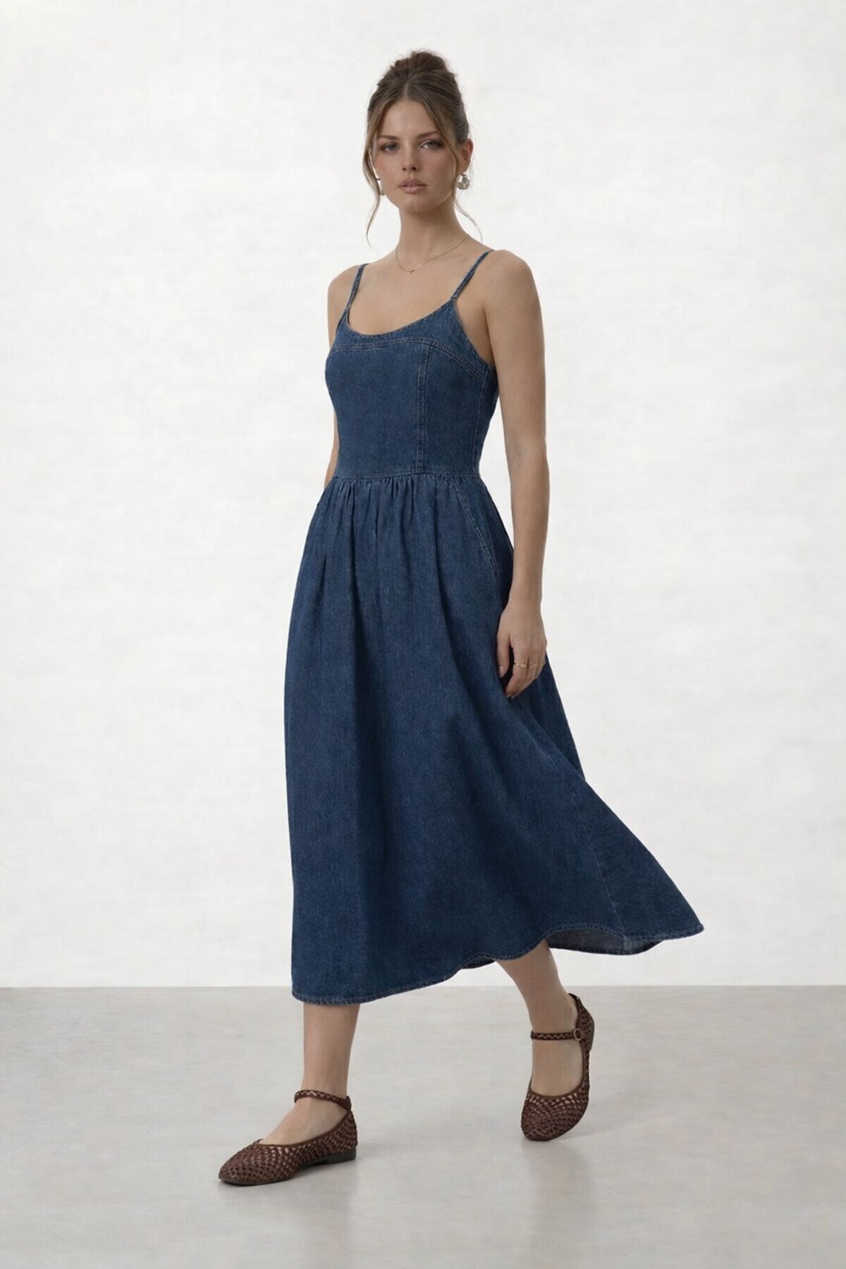 VAGGON  Ayarlanabilinir Askılı Sırtı Gipeli Denim Katlı Midi Elbise - Görsel 3