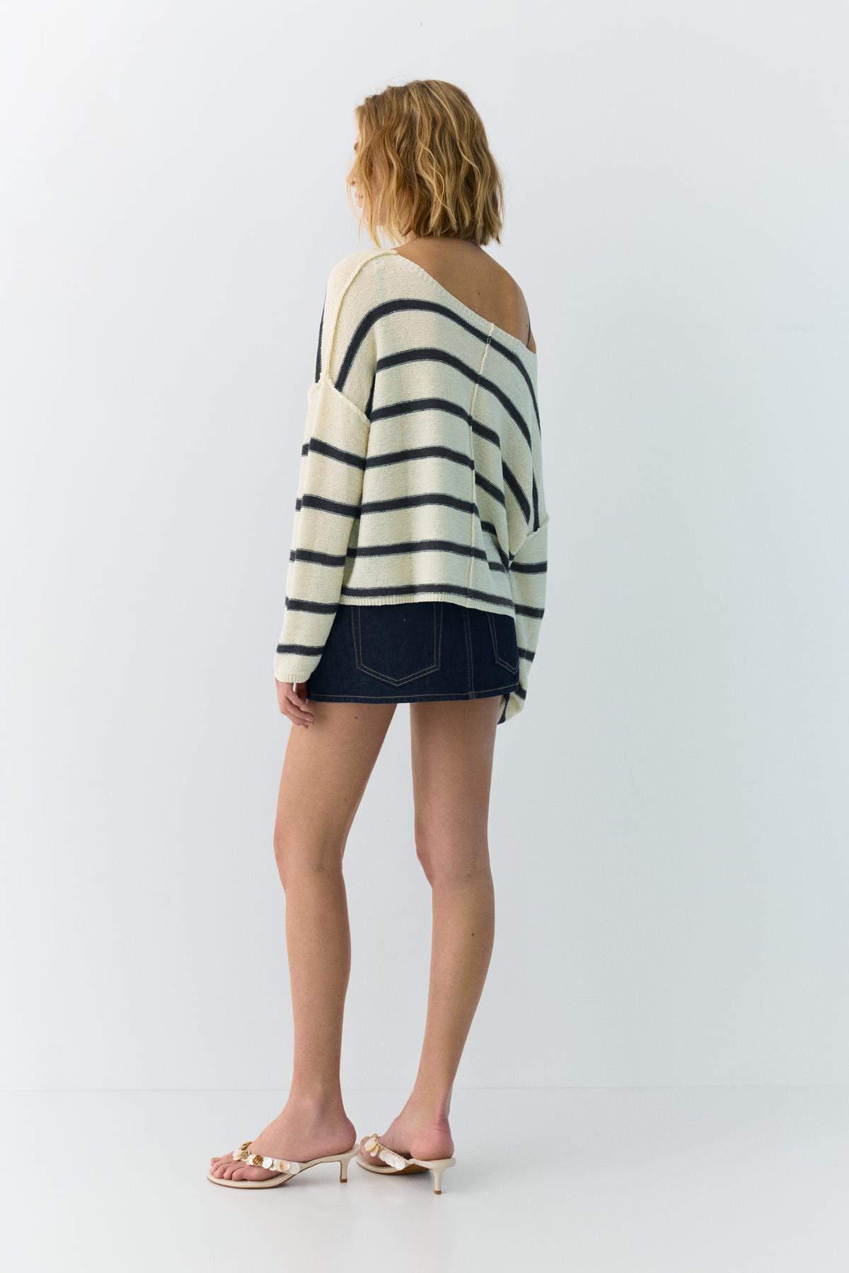 Pull & Bear  Dikiş detaylı çizgili kazak - Görsel 4