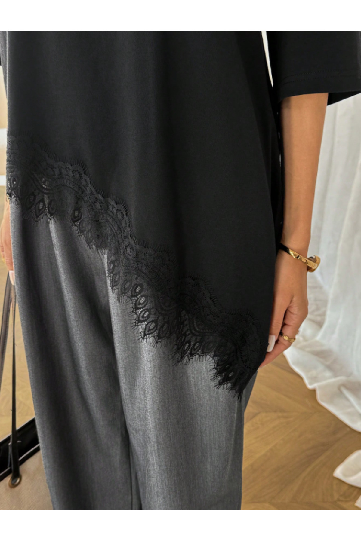 MOONBULL  Kadınlar için Günlük Kullanım İçin Düz Renk Asimetrik Etekli Dantel Yama Detaylı Tişört Günlük Giyim - Görsel 5