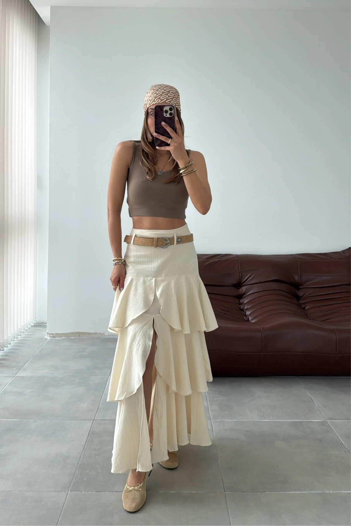 SHILSEE BEUTİQUE  KADIN KEMERLİ YIRTMAÇ DETAYLI MAXI KIRINKIL ETEK KREM - Görsel 2