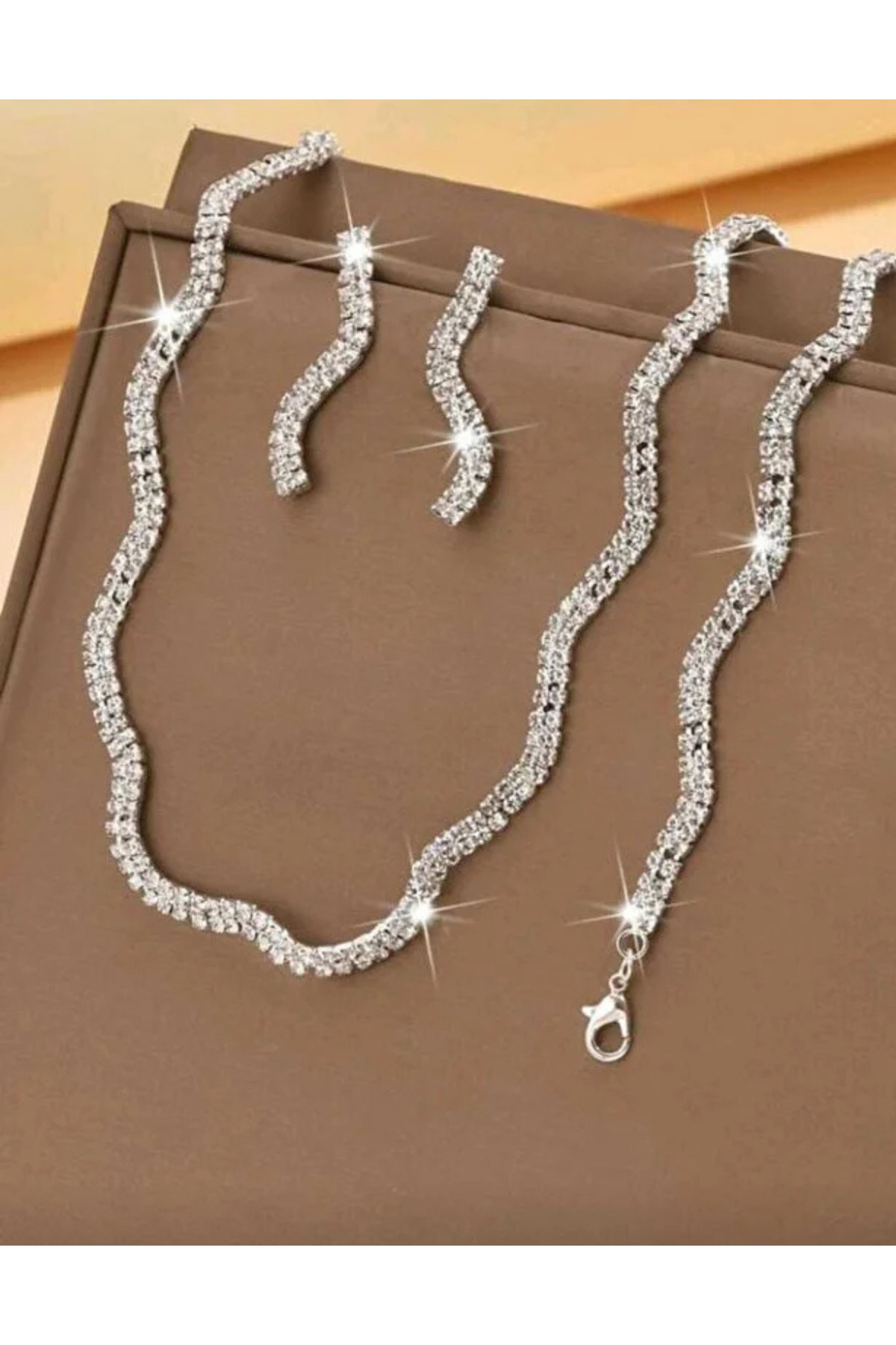 Işıltı Akışı Gümüş Kaplama 3’lü Taşlı Takı Seti (Kolye, Küpe, Bileklik) Zikzak Model – Özel Gün