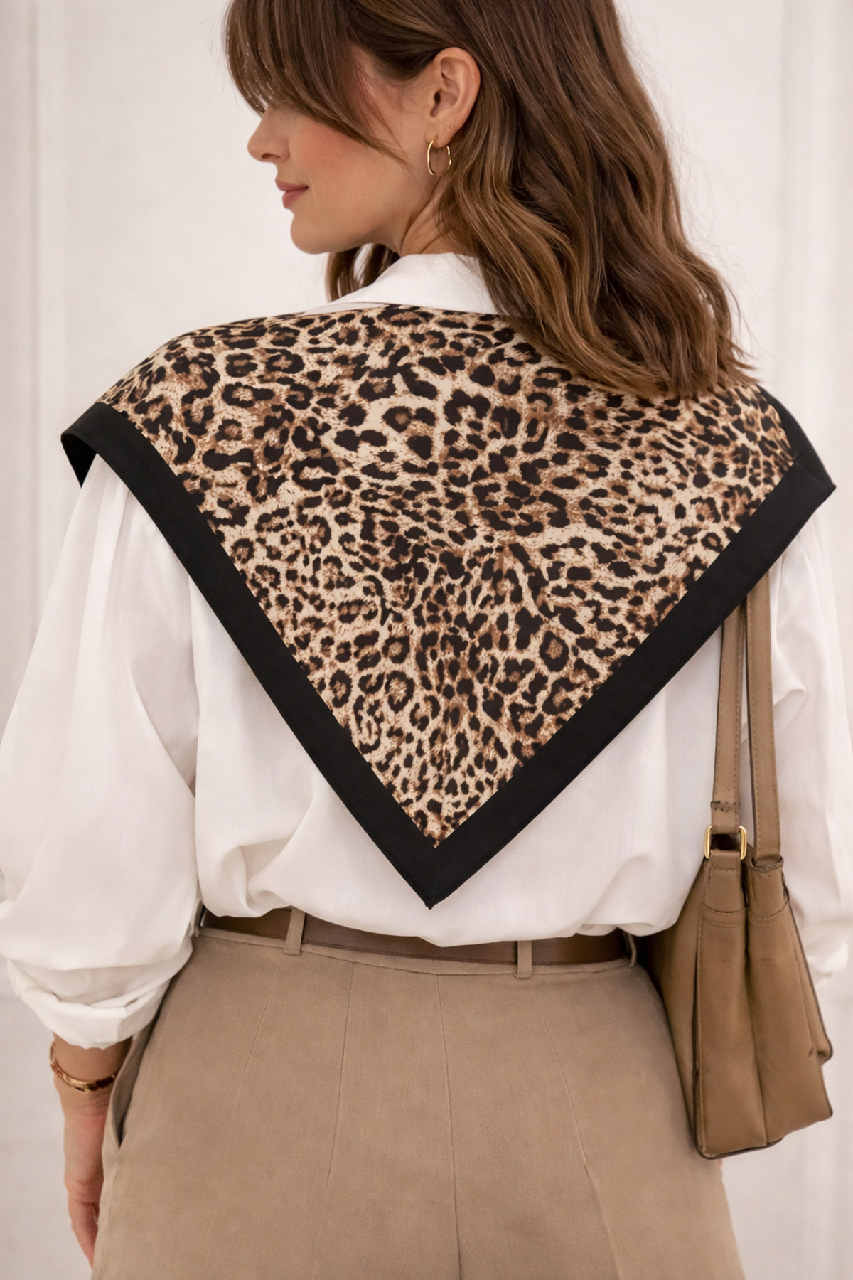 MOORİ Leopar Desenli Saten Fular 70x70 cm, İpeksi Yumuşak Şık Kadın Şal & Bandana görsel 3