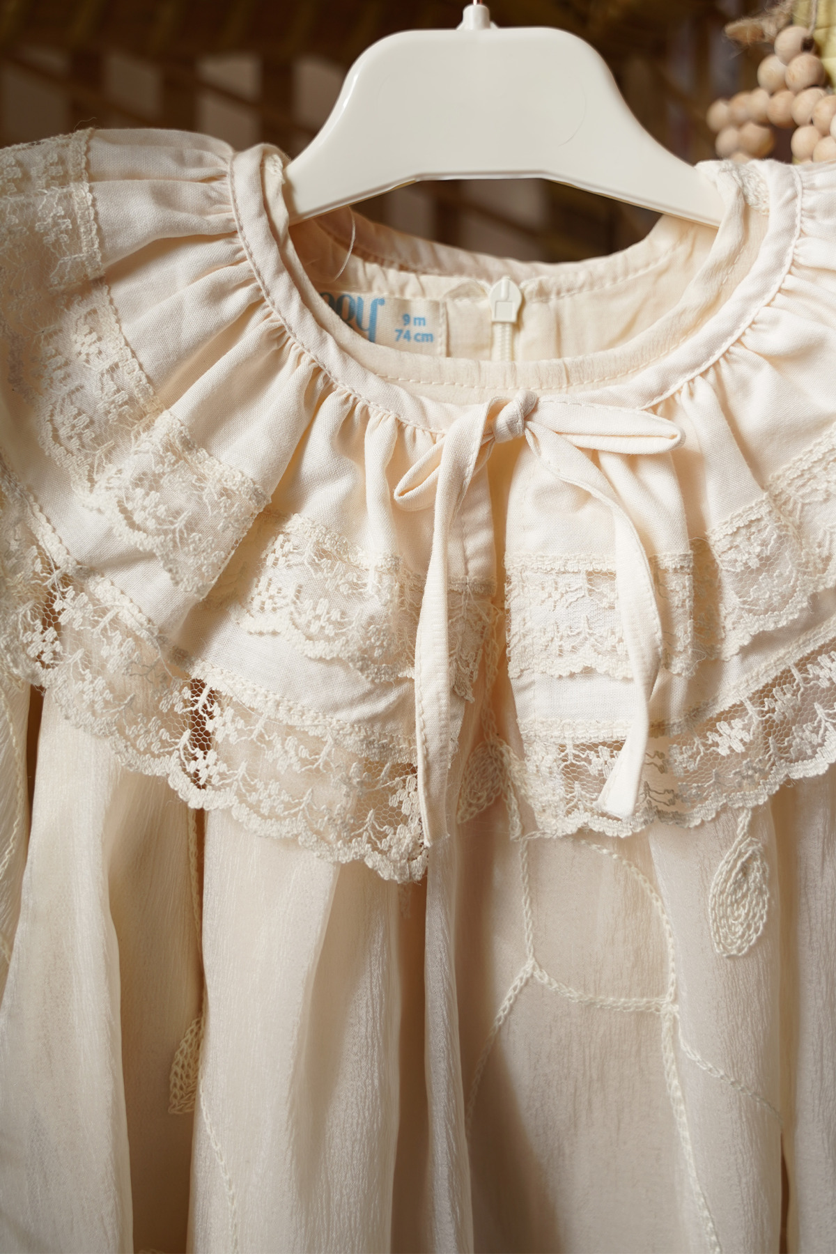 ALYRA Vintage Tarzı Krem Renkli Nakışlı Fiyonk Detaylı Uzun Kollu Bebek Elbisesi Özel Gün Elbise 9-24 Ay fotoğrafı 7 (önizleme)