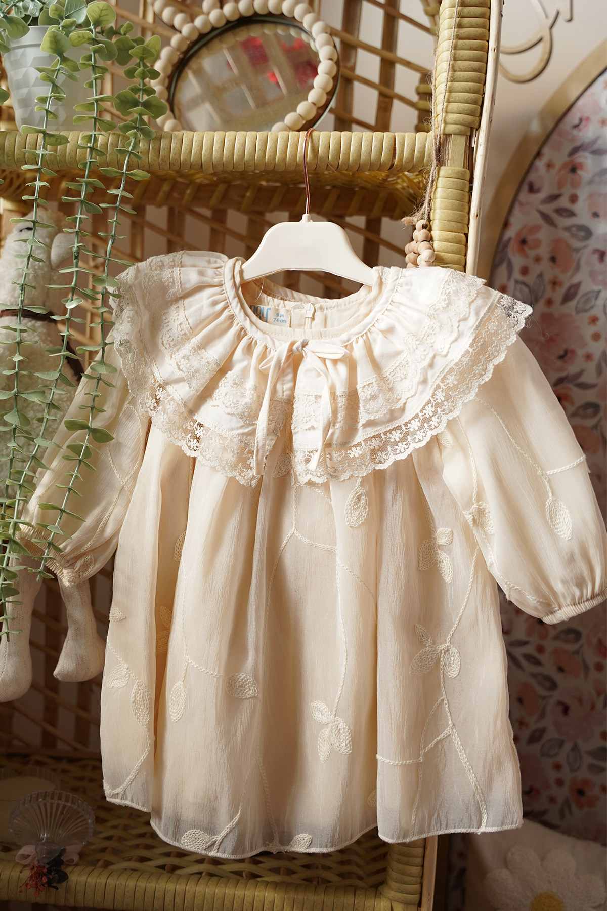 ALYRA Vintage Tarzı Krem Renkli Nakışlı Fiyonk Detaylı Uzun Kollu Bebek Elbisesi Özel Gün Elbise 9-24 Ay fotoğrafı 4 (önizleme)