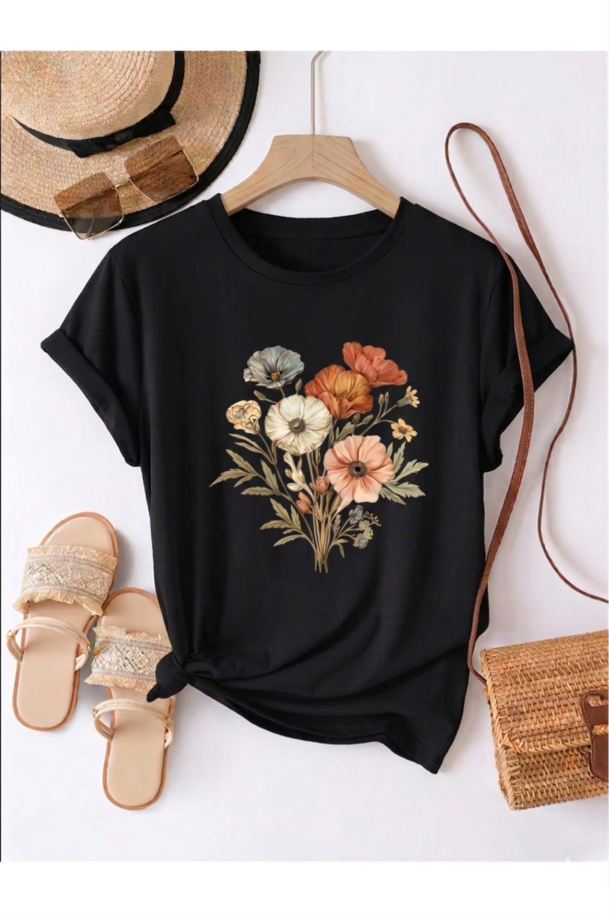 Trend Sizde Unisex crna majica sa pastelnim cvetnim printom i okruglim izrezom